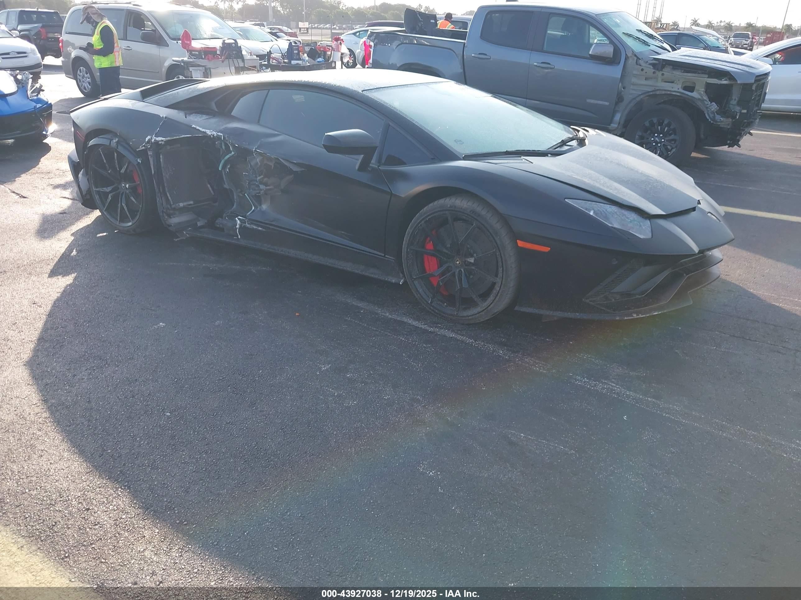 2018 Lamborghini Aventador S, VIN ZHWUG4ZD4JLA06825 — Side