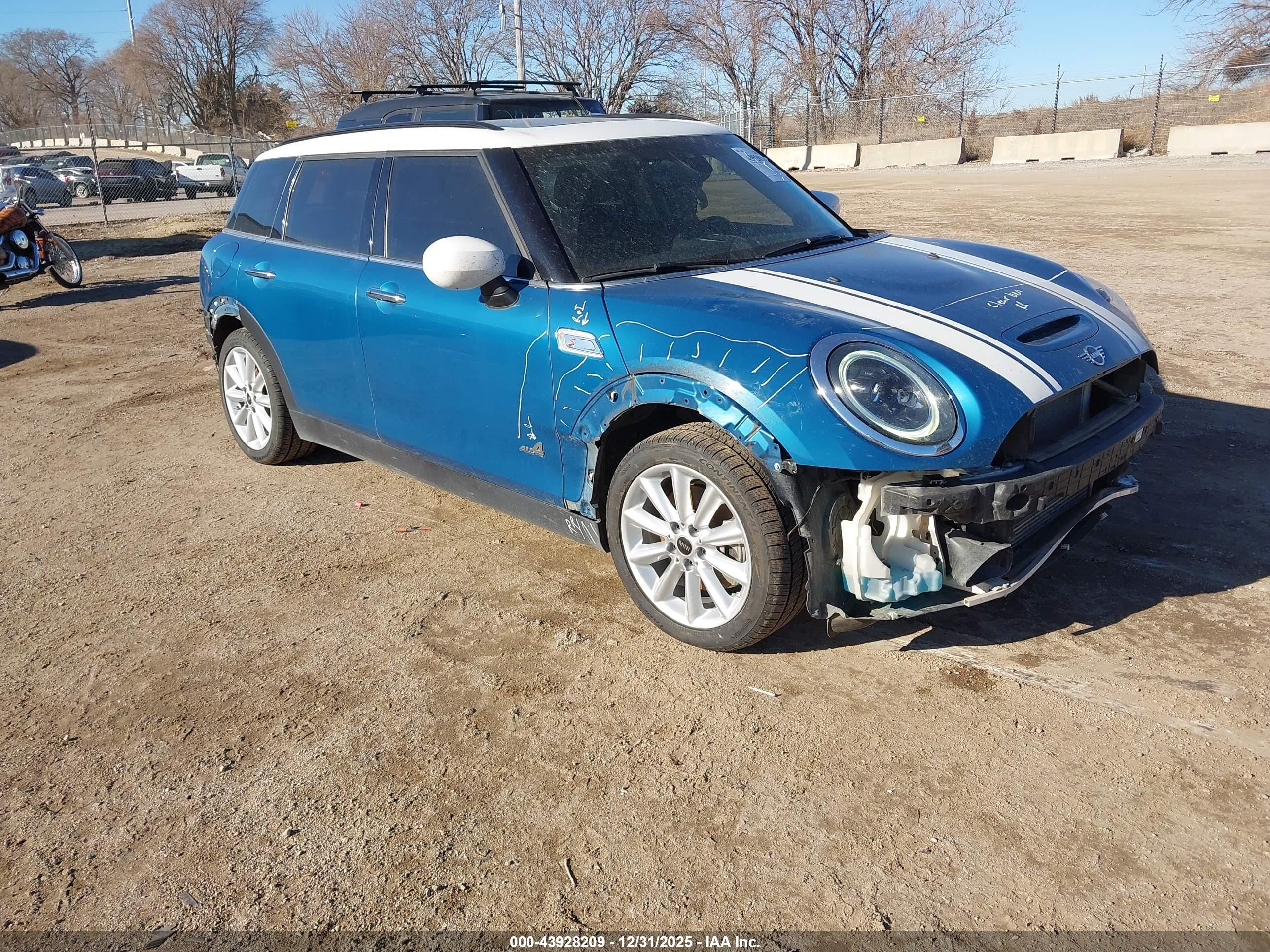 2022 MINI Clubman Cooper S, VIN WMWXJ1C01N2P75638 — Перед