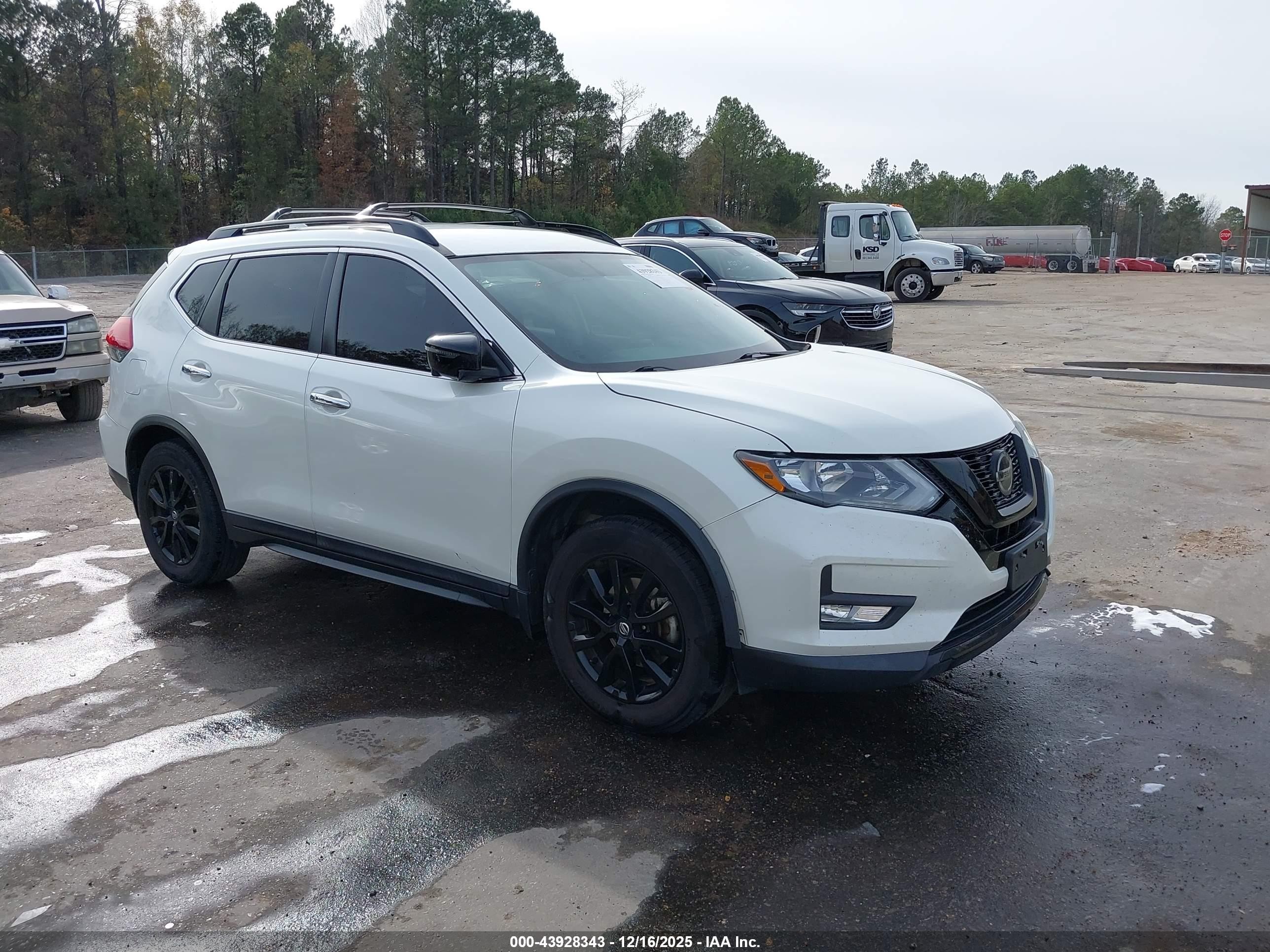 2018 Nissan Rogue SV, VIN 5N1AT2MT7JC742743 — Front end
