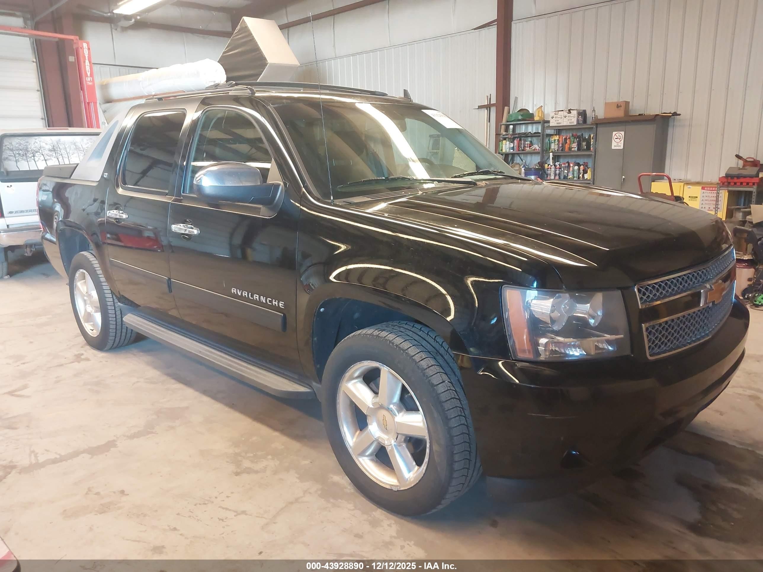 2012 Chevrolet Avalanche LT, VIN 3GNTKFE71CG127475 — Перед