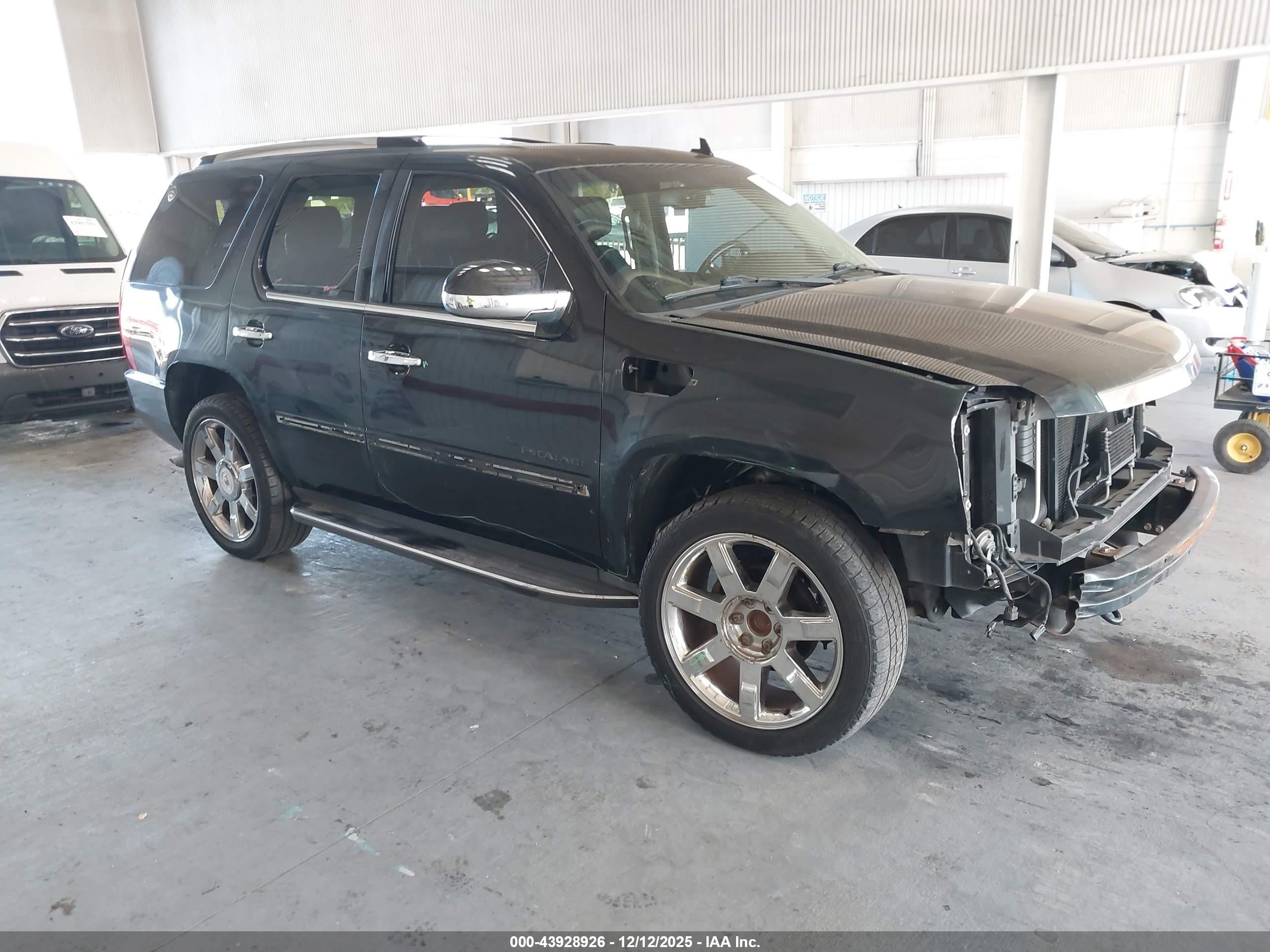 2011 Cadillac Escalade Luxury, VIN 1GYS3BEF2BR186190 — Front end