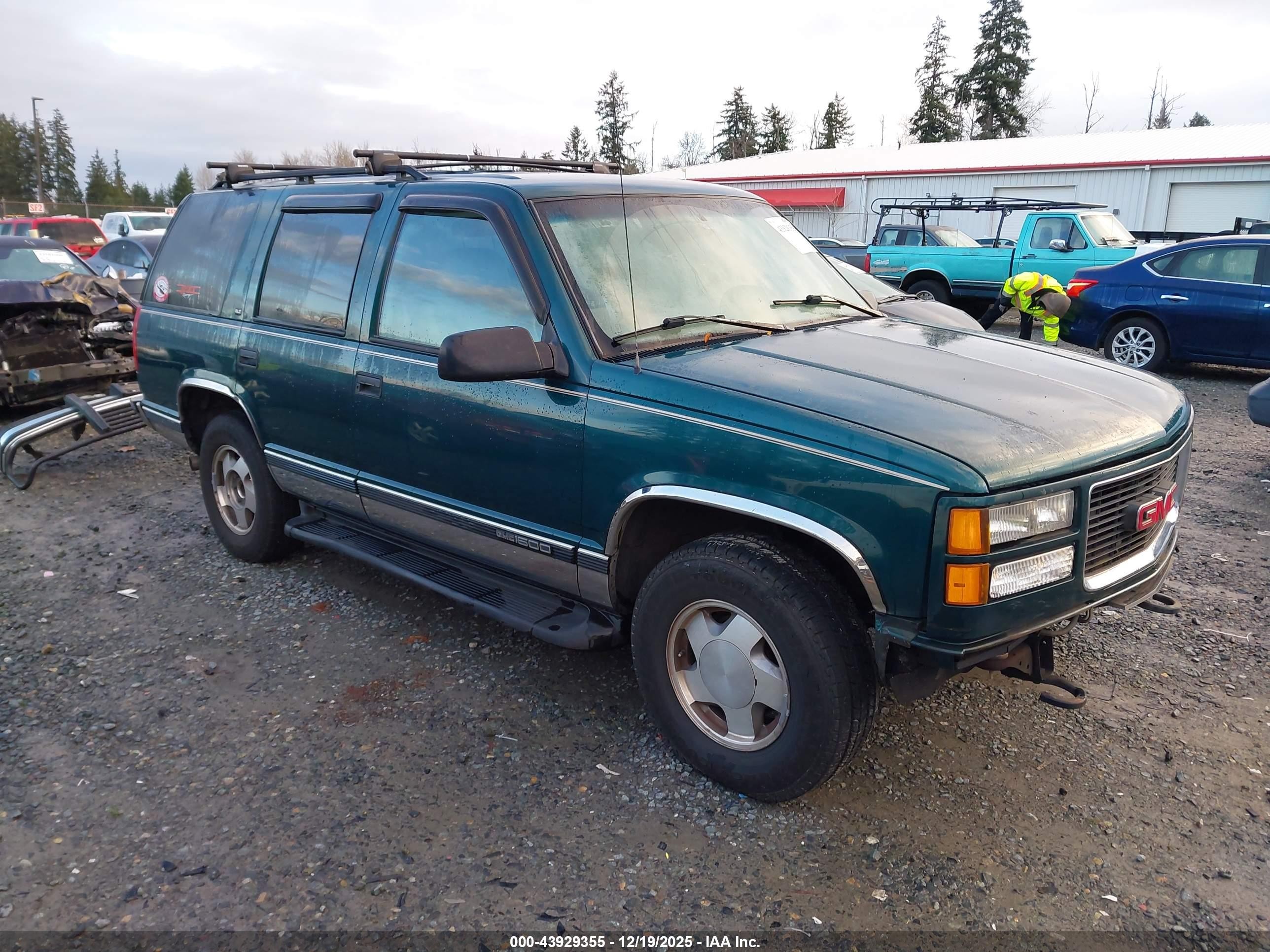 1997 GMC Yukon, VIN 1GKEK13R6VJ745244 — Front end