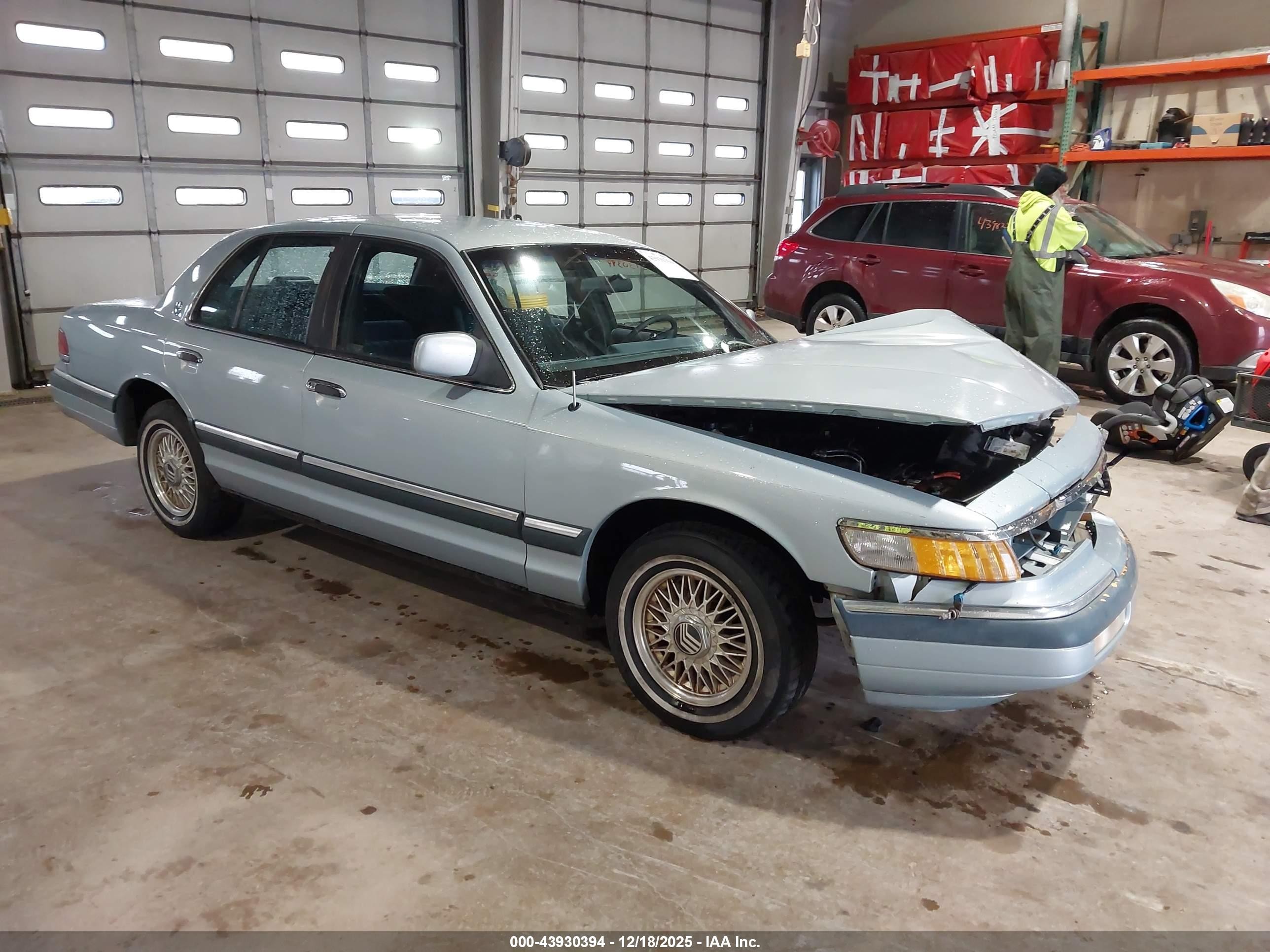 1992 Mercury Grand Marquis LS, VIN 2MECM75W0NX677225 — Front end