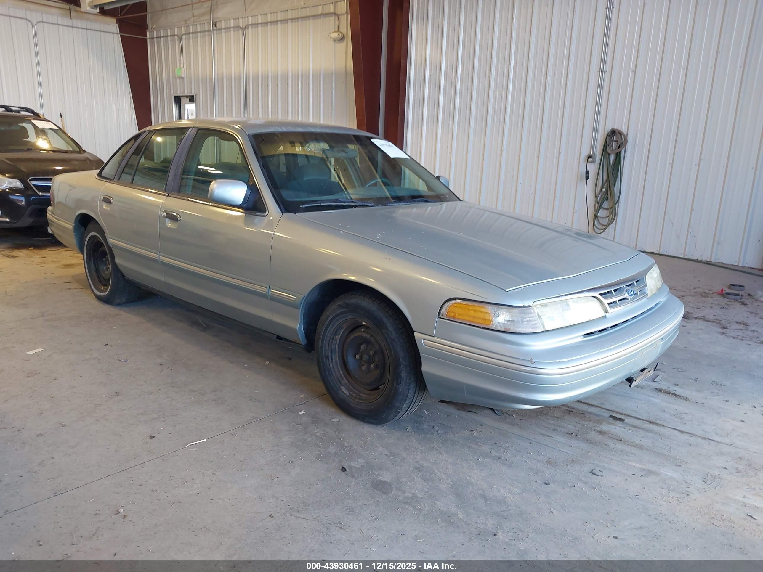 1996 Ford Crown Victoria, VIN 2FALP7367TX101761 — Rear end
