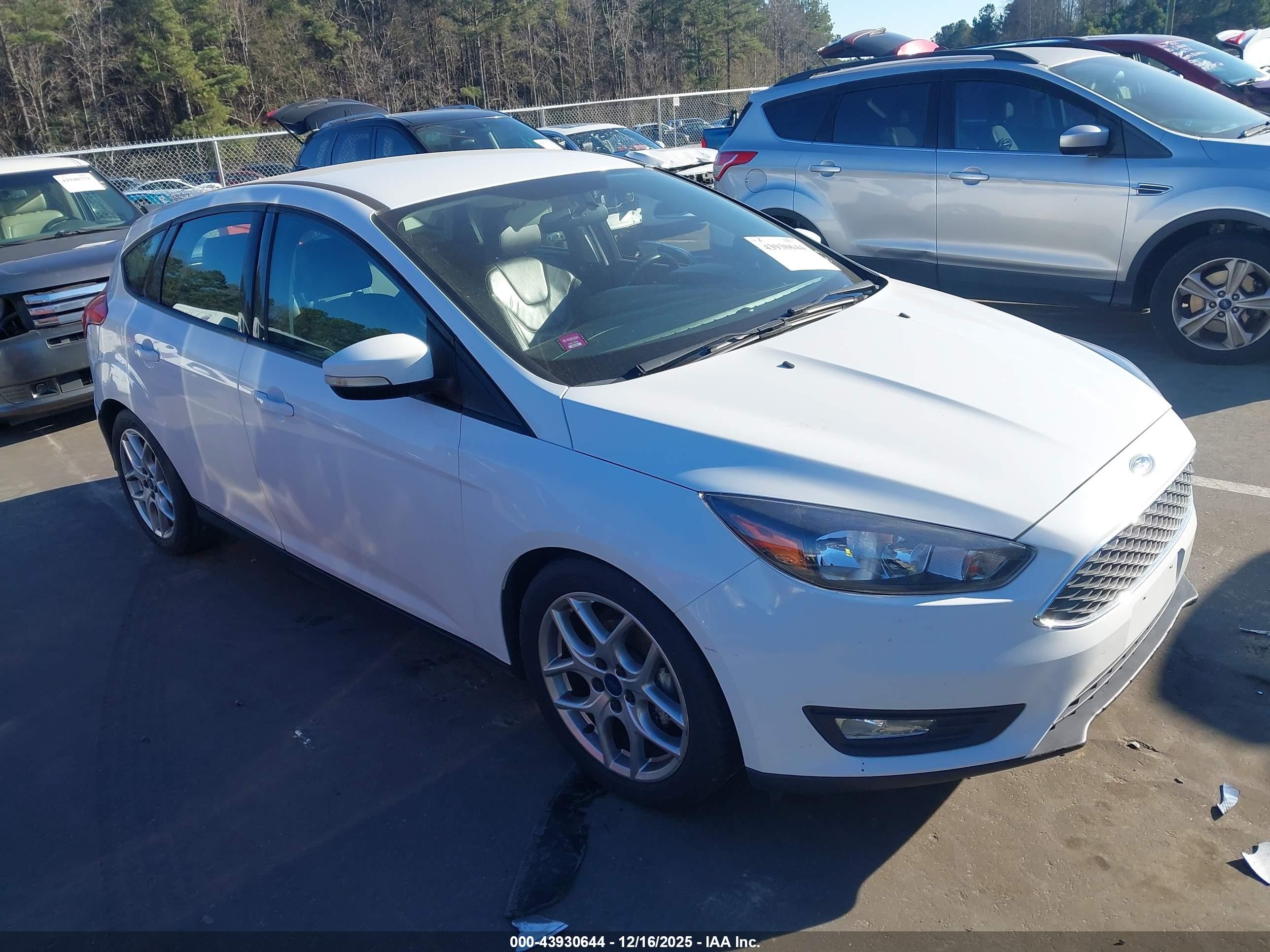 2015 Ford Focus SE, VIN 1FADP3K23FL318527 — Front end