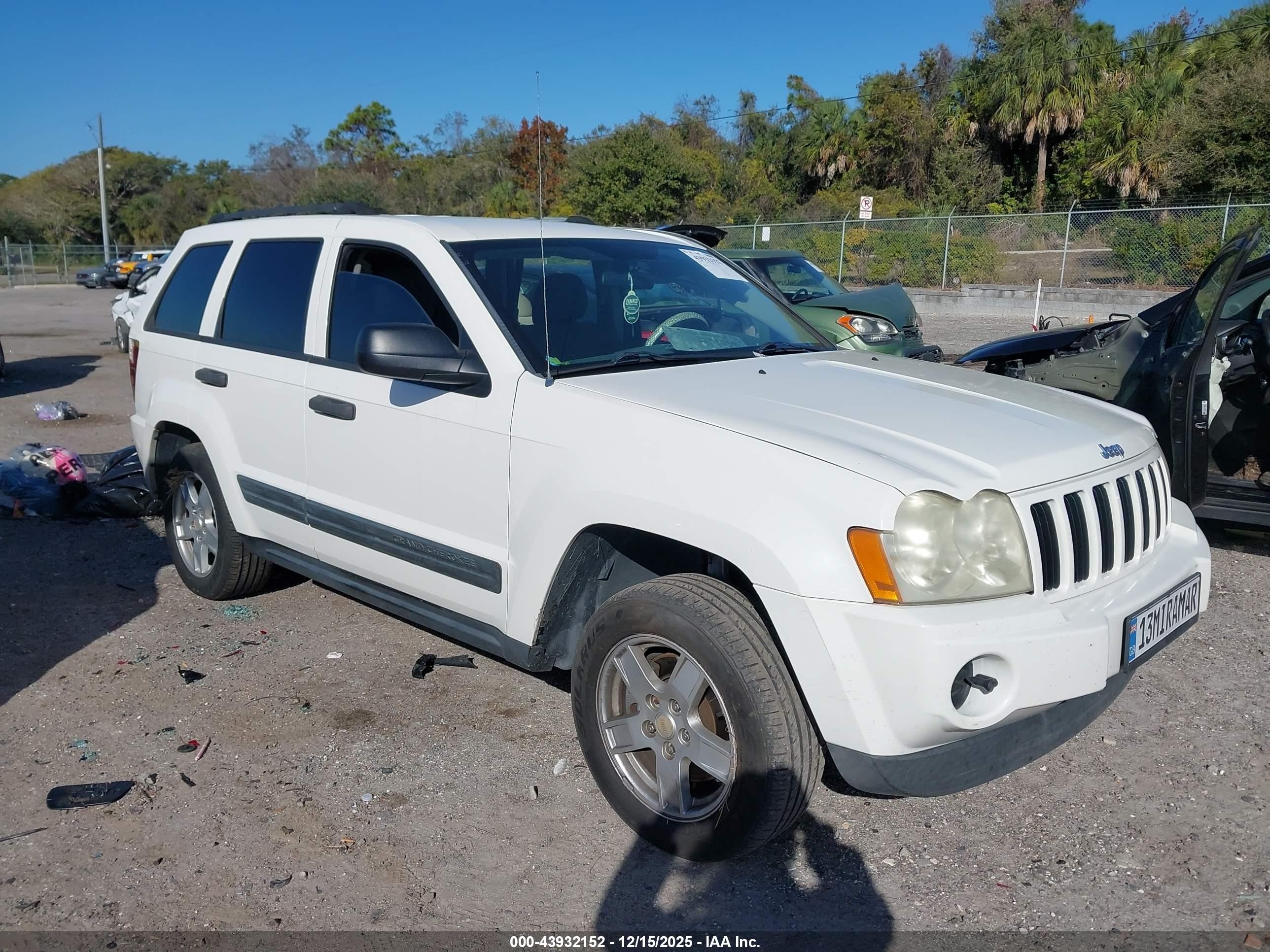 2006 Jeep Grand Cherokee Laredo, VIN 1J4GR48K16C353561 — Бок