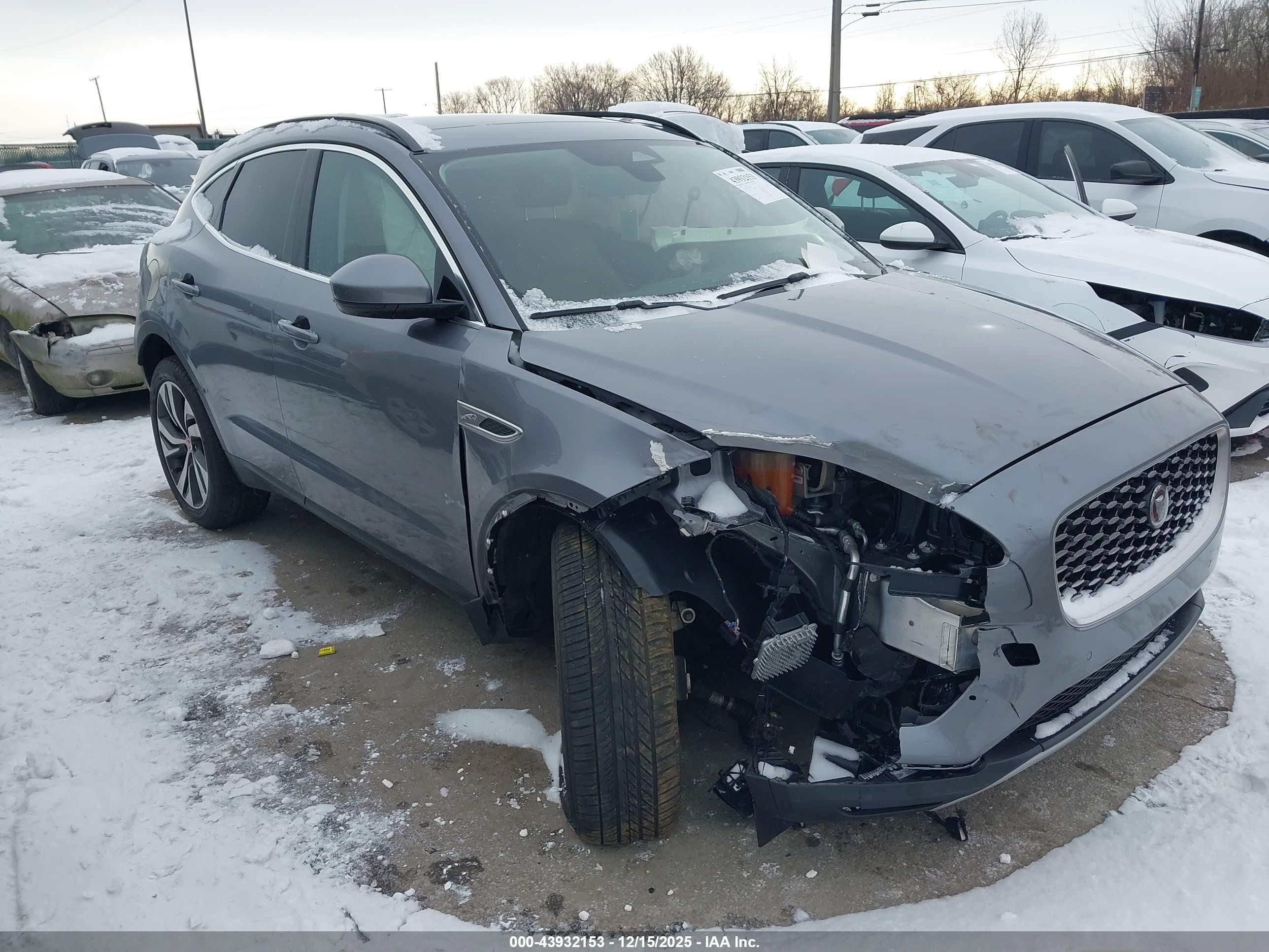 2022 Jaguar E-Pace SE, VIN SADFP2FX7N1028888 — Перед