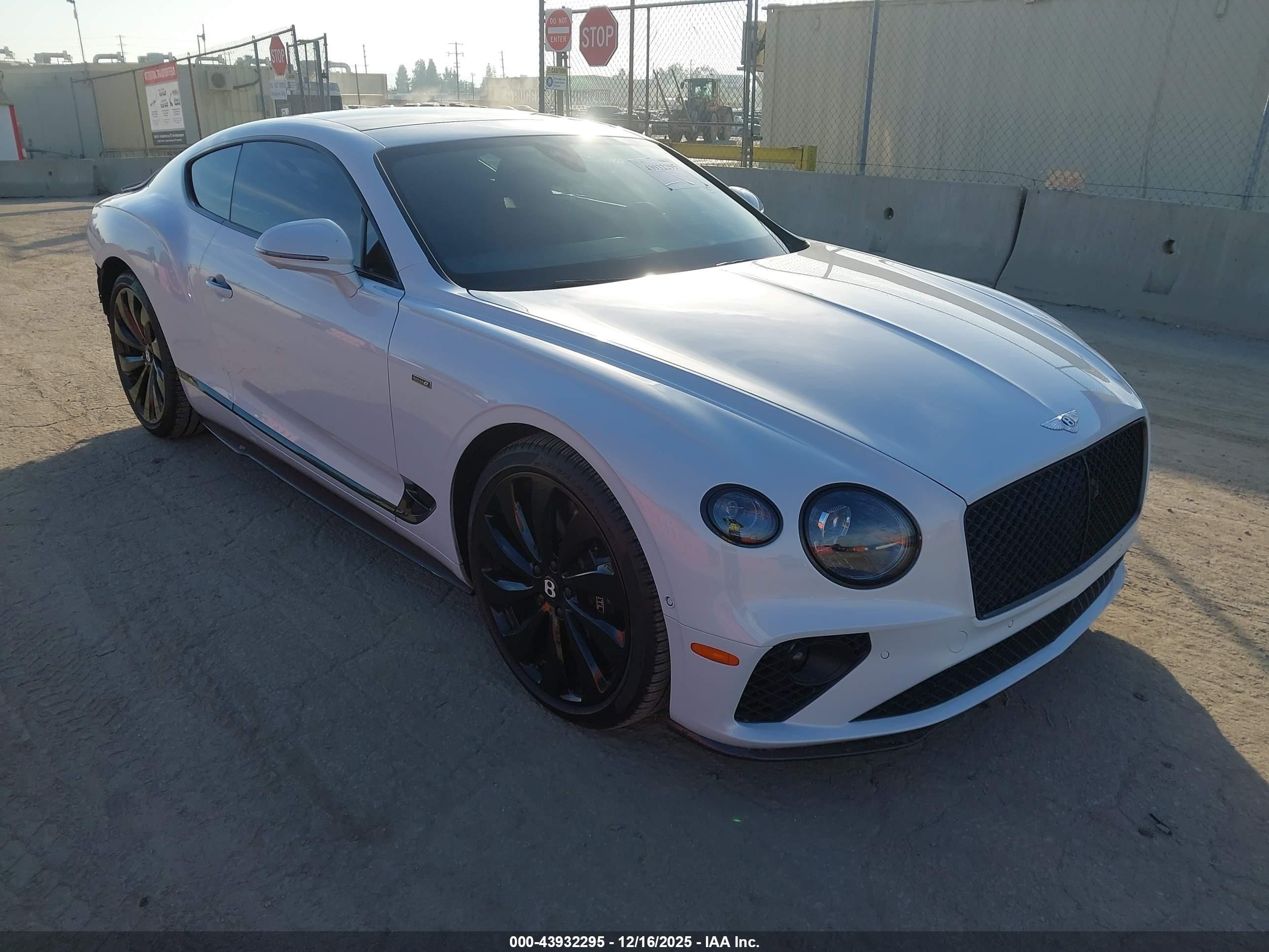 2024 Bentley Continental GT GT V8, VIN SCBCG2ZG1RC017201 — Зад