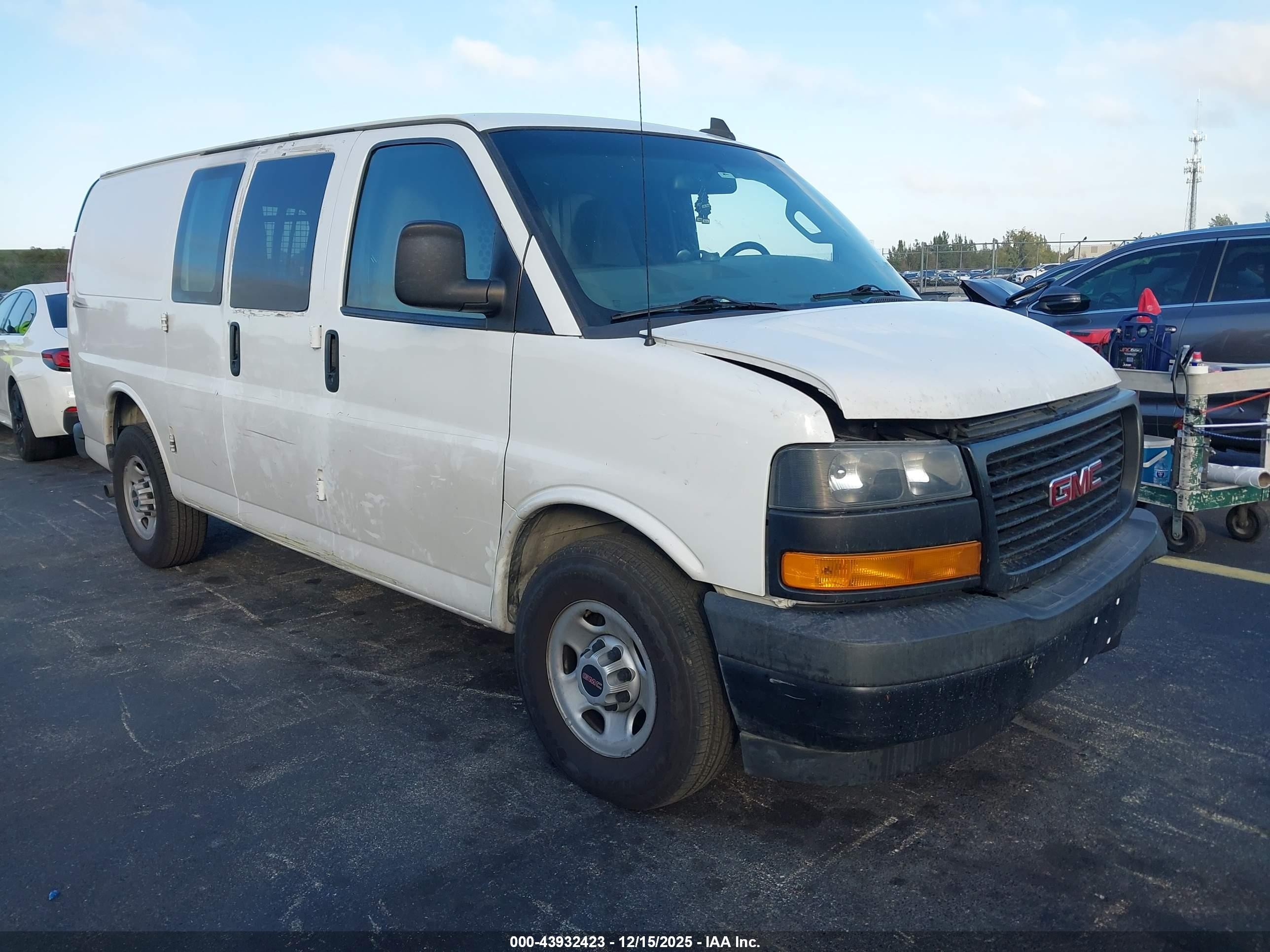 2018 GMC Savana, VIN 1GTW7AFB6J1343119 — Side
