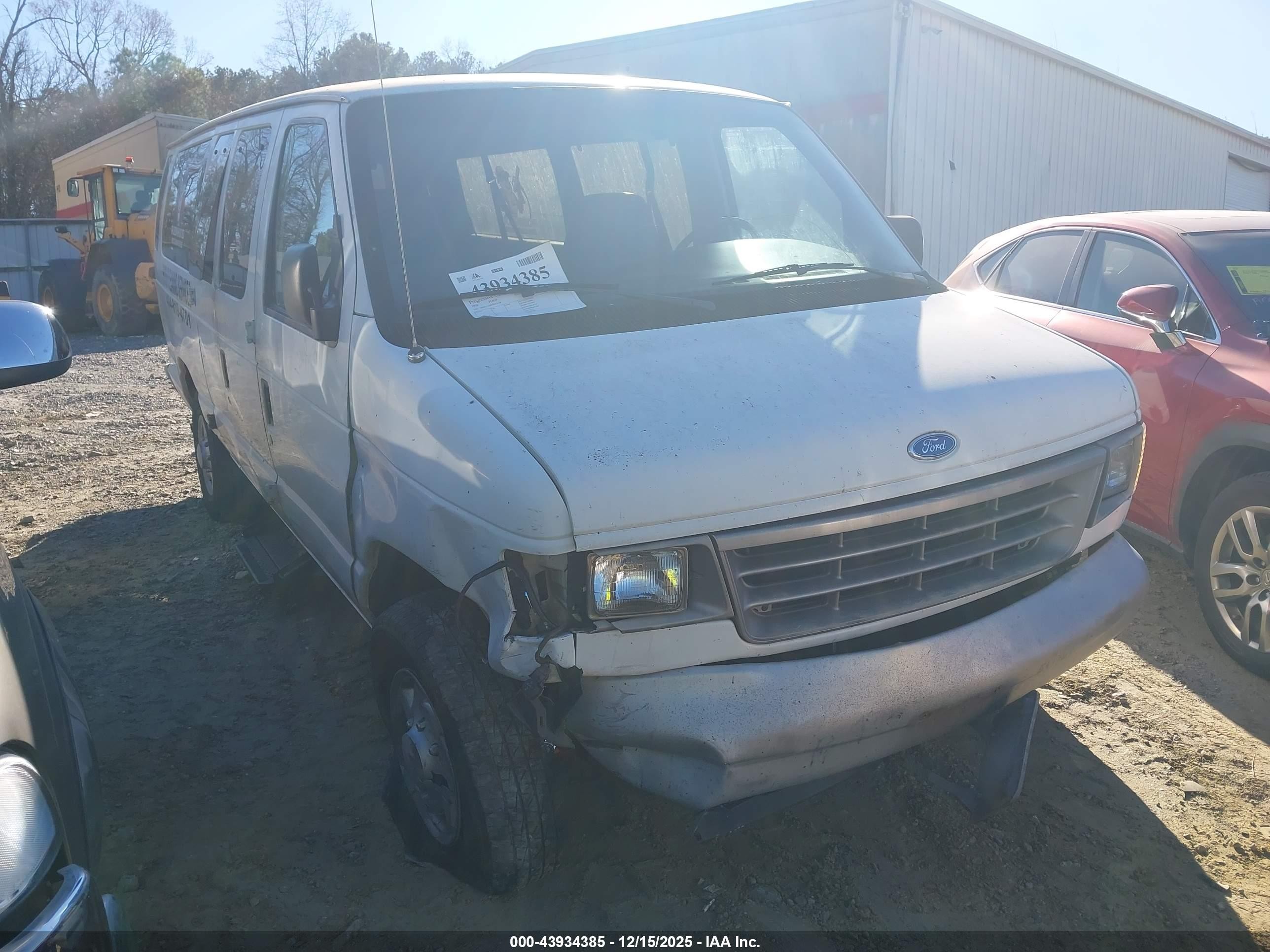 1993 Ford Econoline Wagon Super Custom, VIN 1FBJS31H8PHB23128 — Side