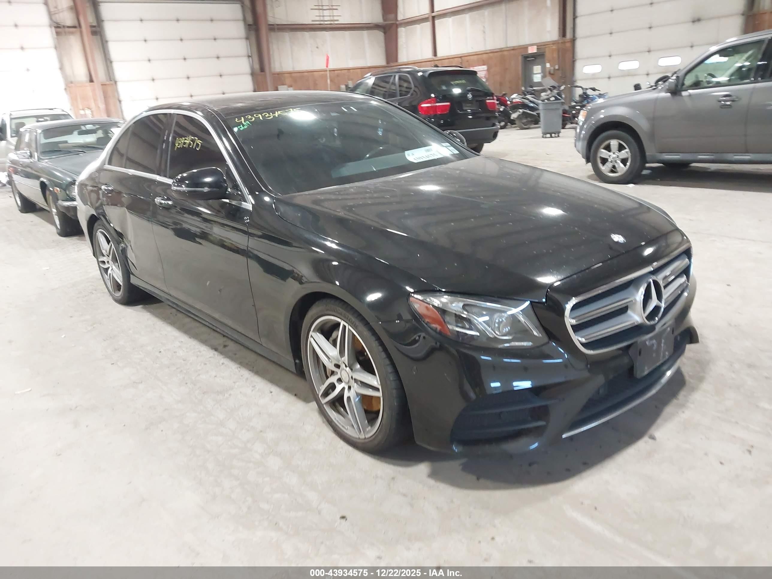 2017 Mercedes-Benz E 300 Luxury, VIN WDDZF4KB2HA060823 — Rear end