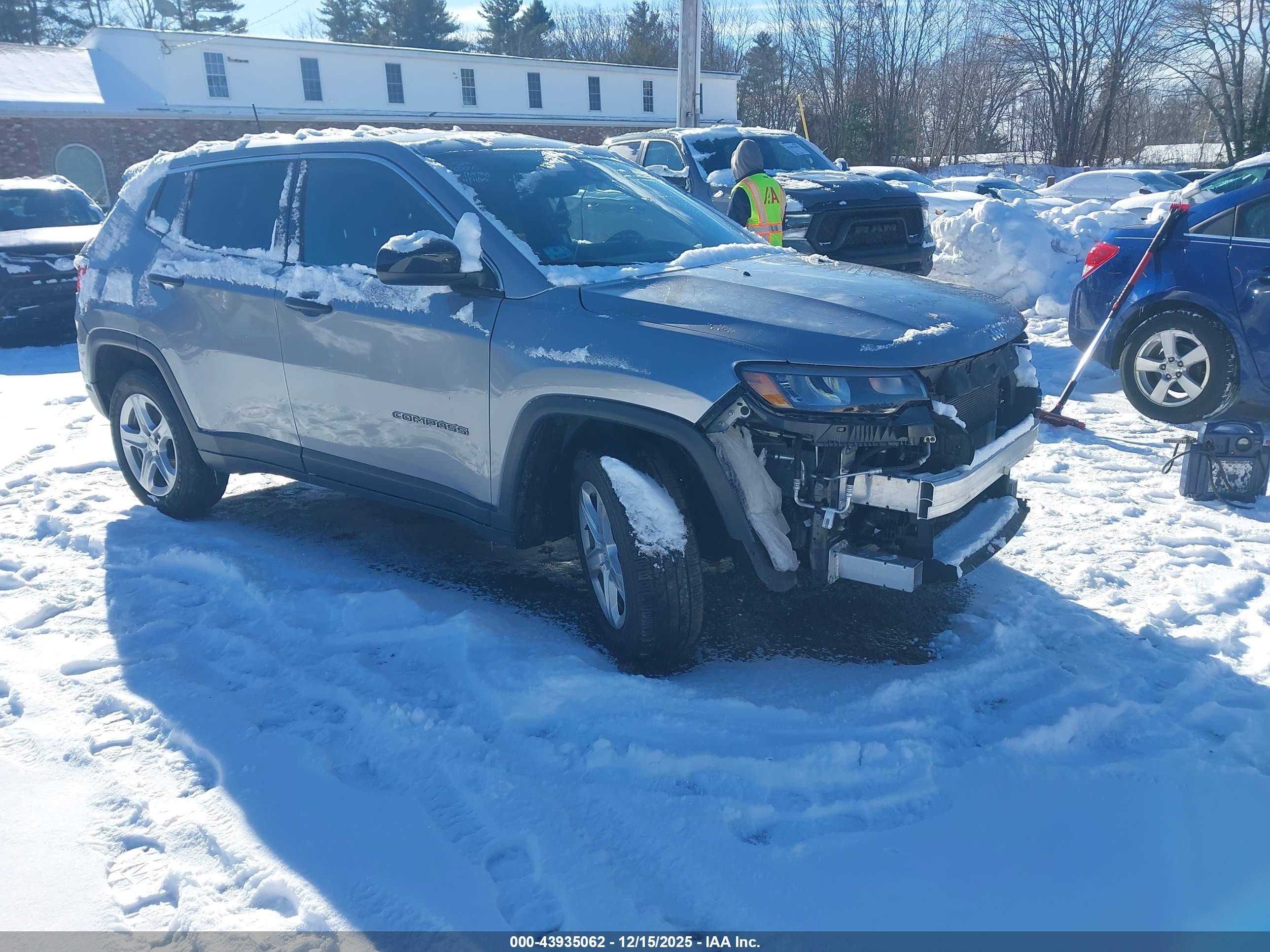 2023 Jeep Compass Sport, VIN 3C4NJDAN2PT514580 — Front end