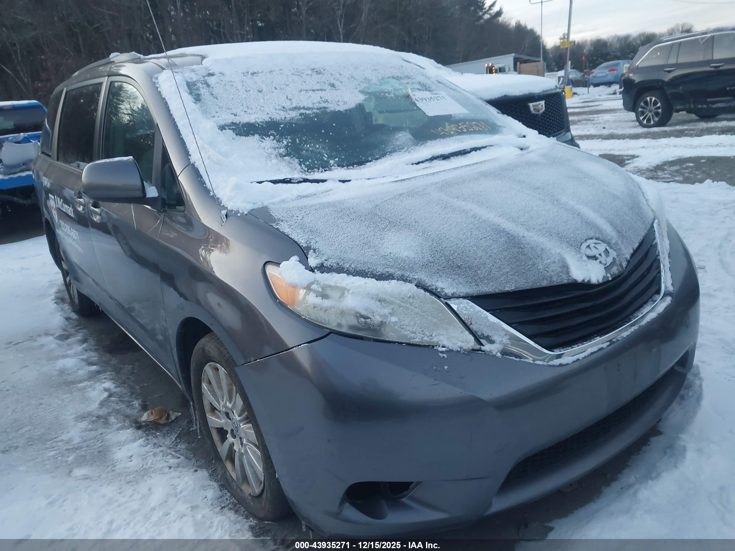 2011 Toyota Sienna LE, VIN 5TDJK3DC2BS016141 — Rear end