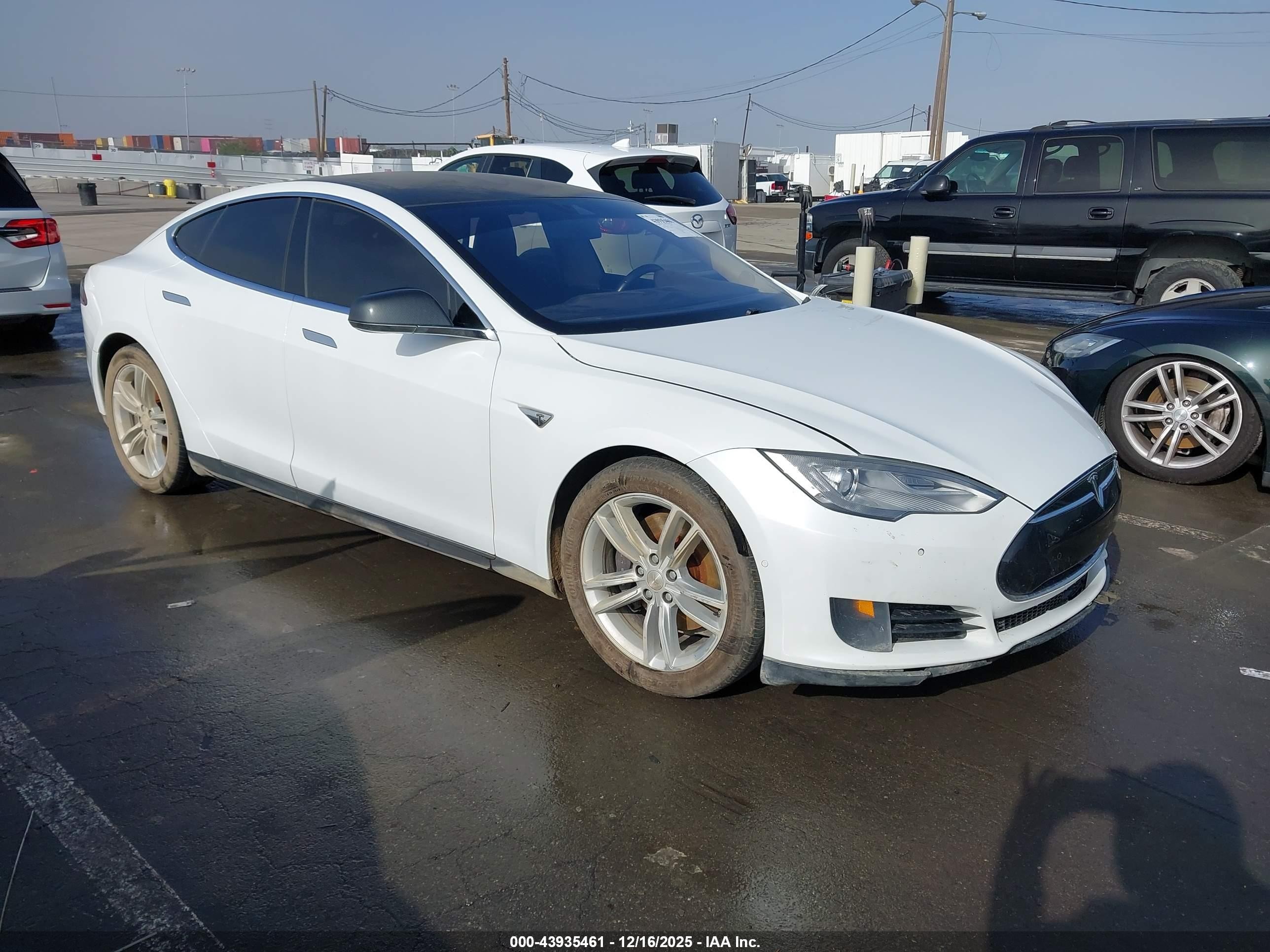 2015 Tesla Model S 85, VIN 5YJSA1E12FF118638 — Пресная вода