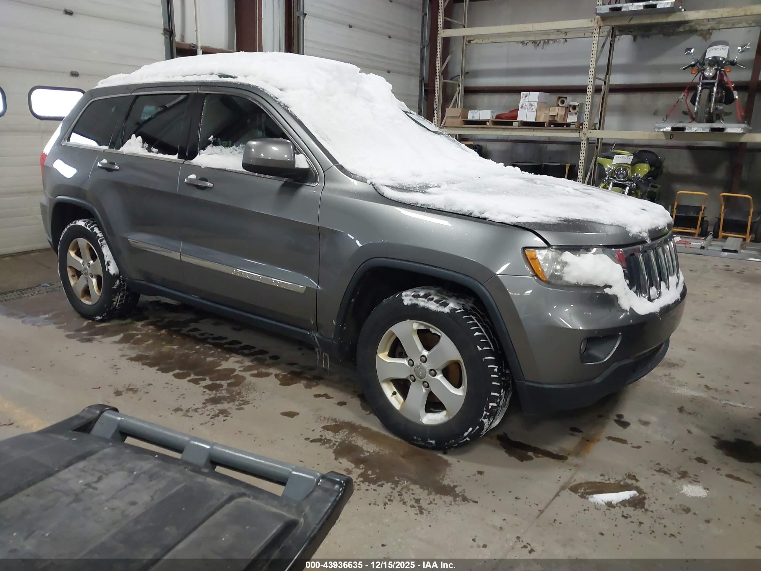 2013 Jeep Grand Cherokee Laredo, VIN 1C4RJFAG8DC505663 — Front end