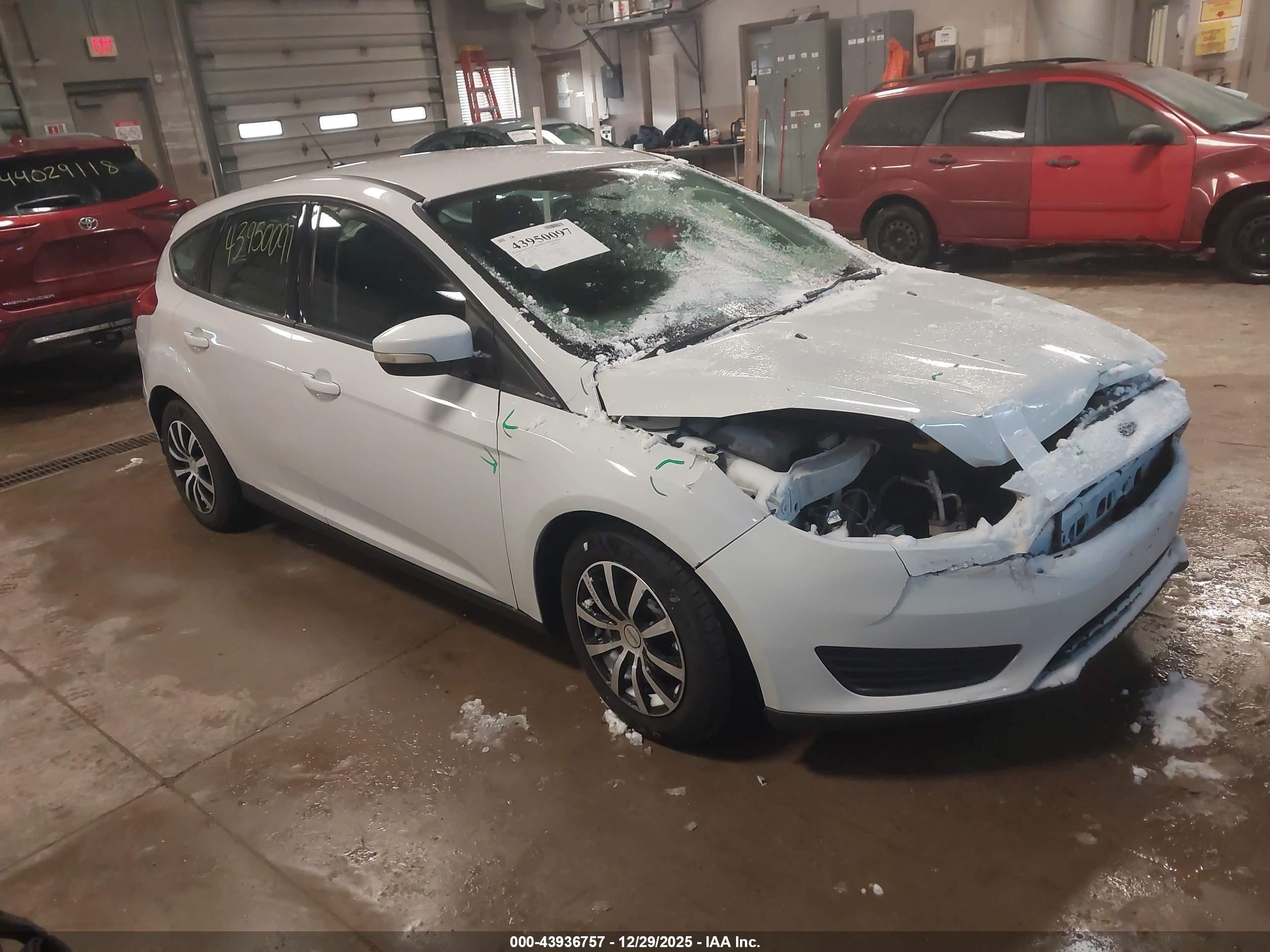 2015 Ford Focus SE, VIN 1FADP3K22FL295368 — Front end