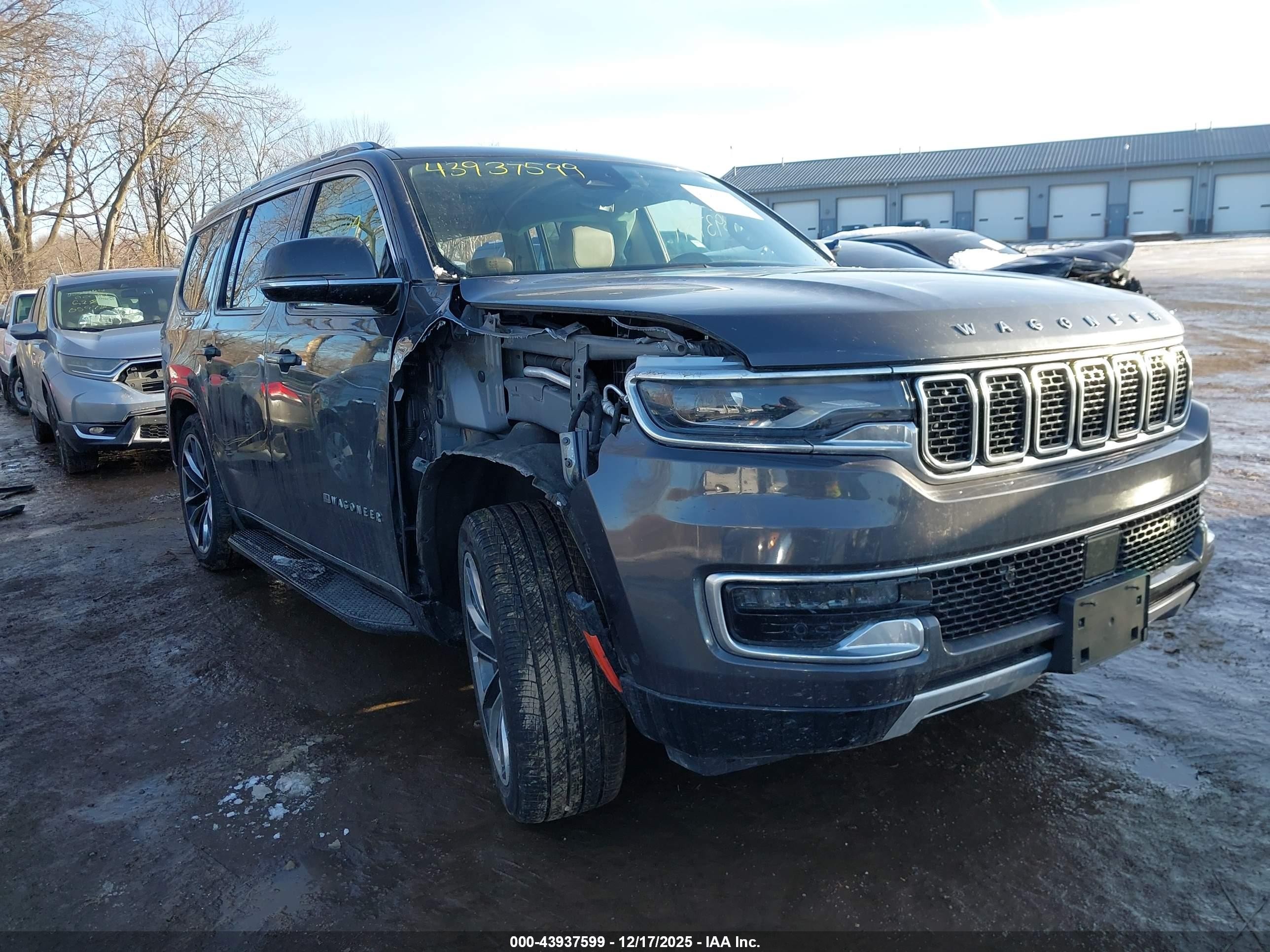 2022 Jeep Wagoneer Series II, VIN 1C4SJVBT7NS124319 — Бок