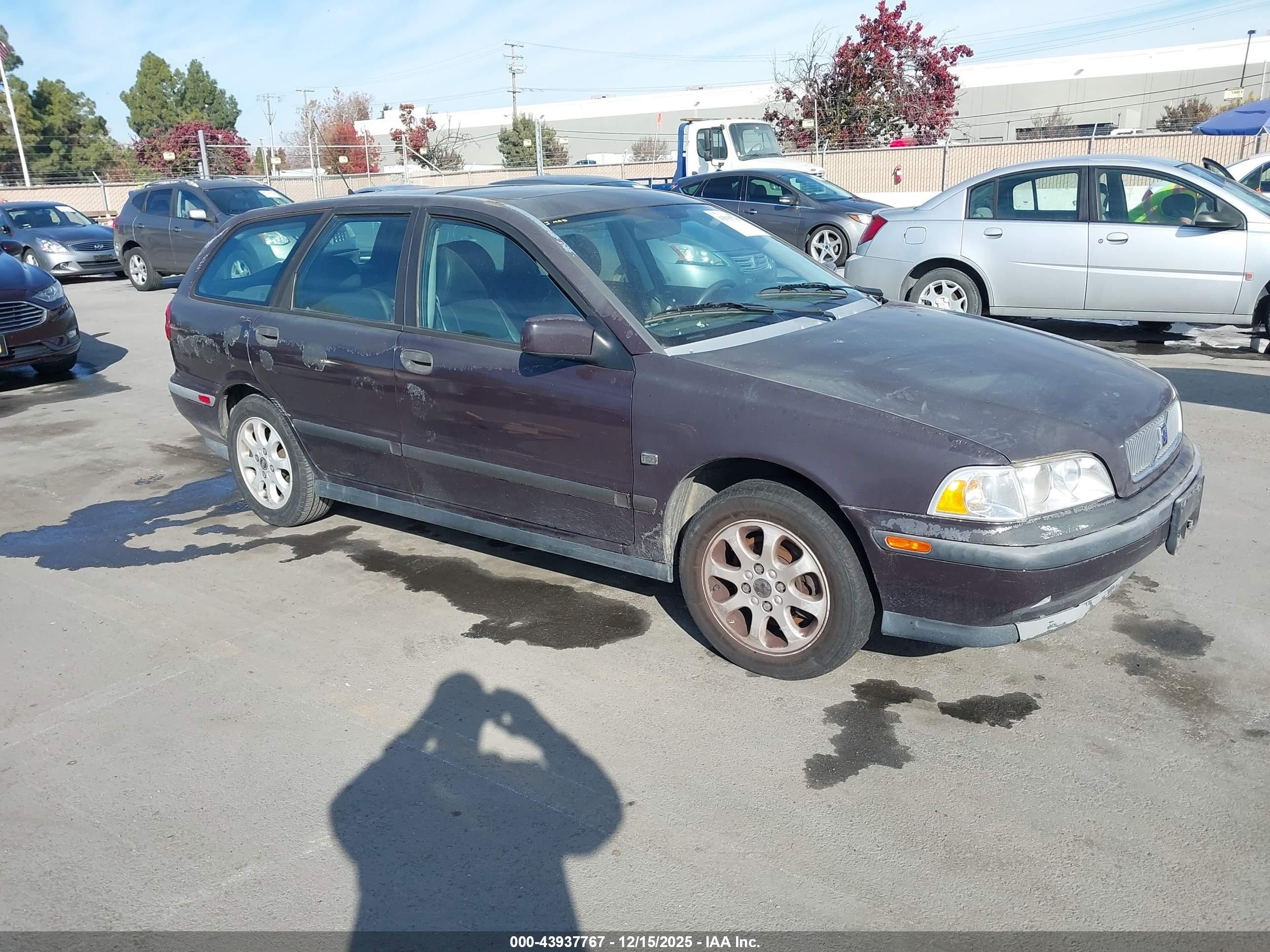 2000 Volvo V40, VIN YV1VW2553YF475200 — Бок
