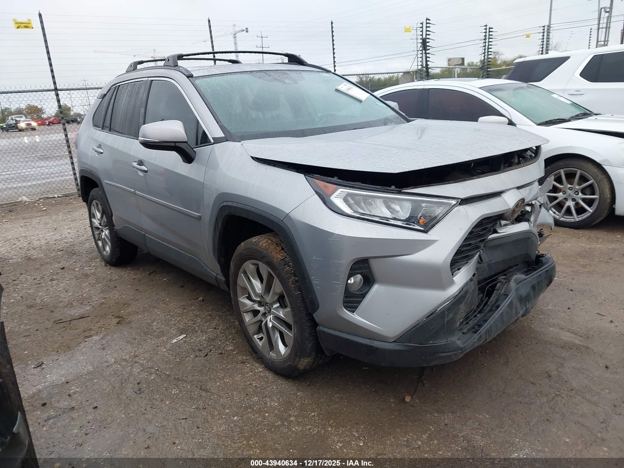 2020 Toyota RAV4 XLE Premium, VIN 2T3C1RFV0LW083060 — Front end