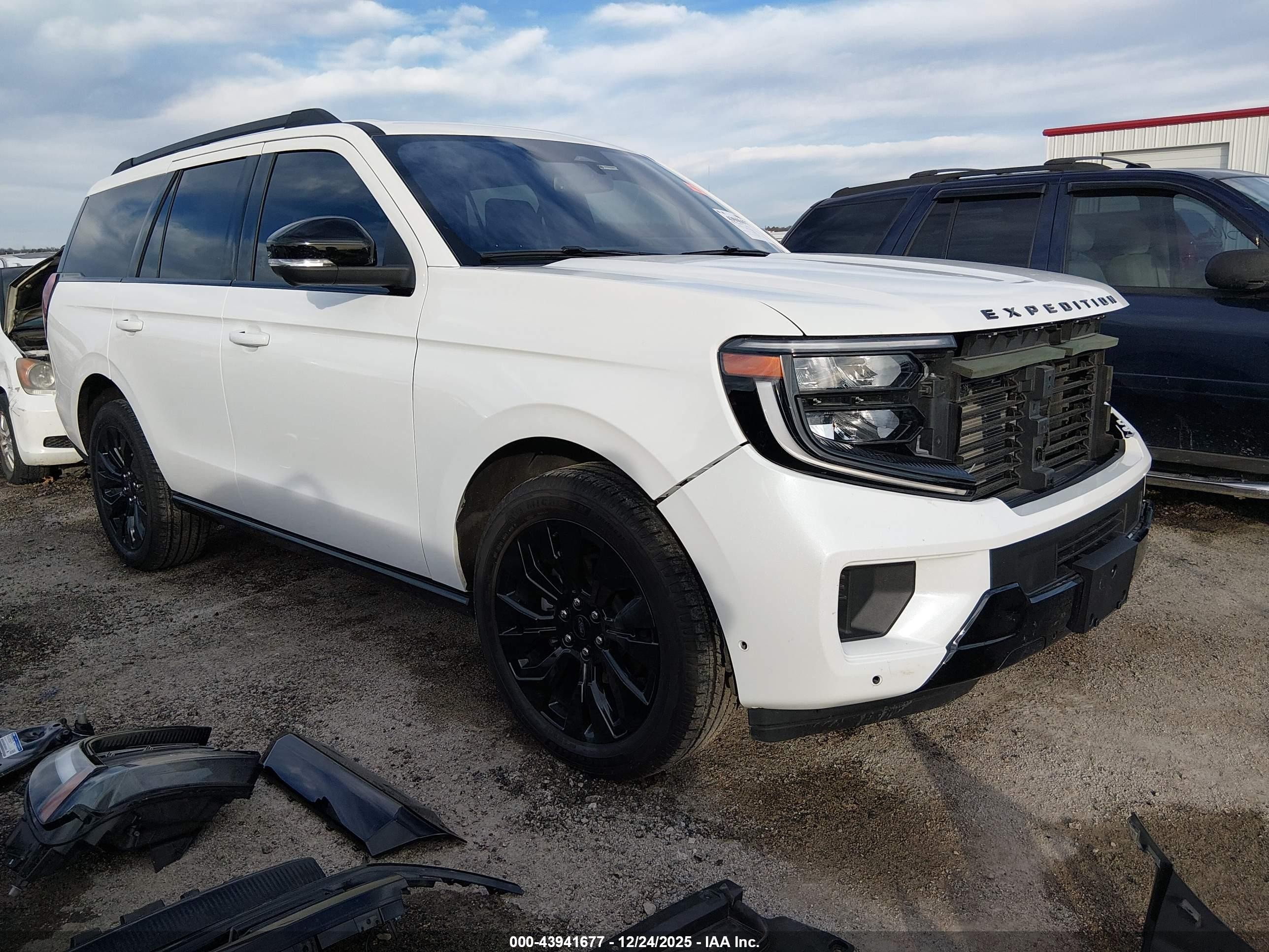 2025 Ford Expedition Platinum, VIN 1FMJU1M80SEA16876 — Перед