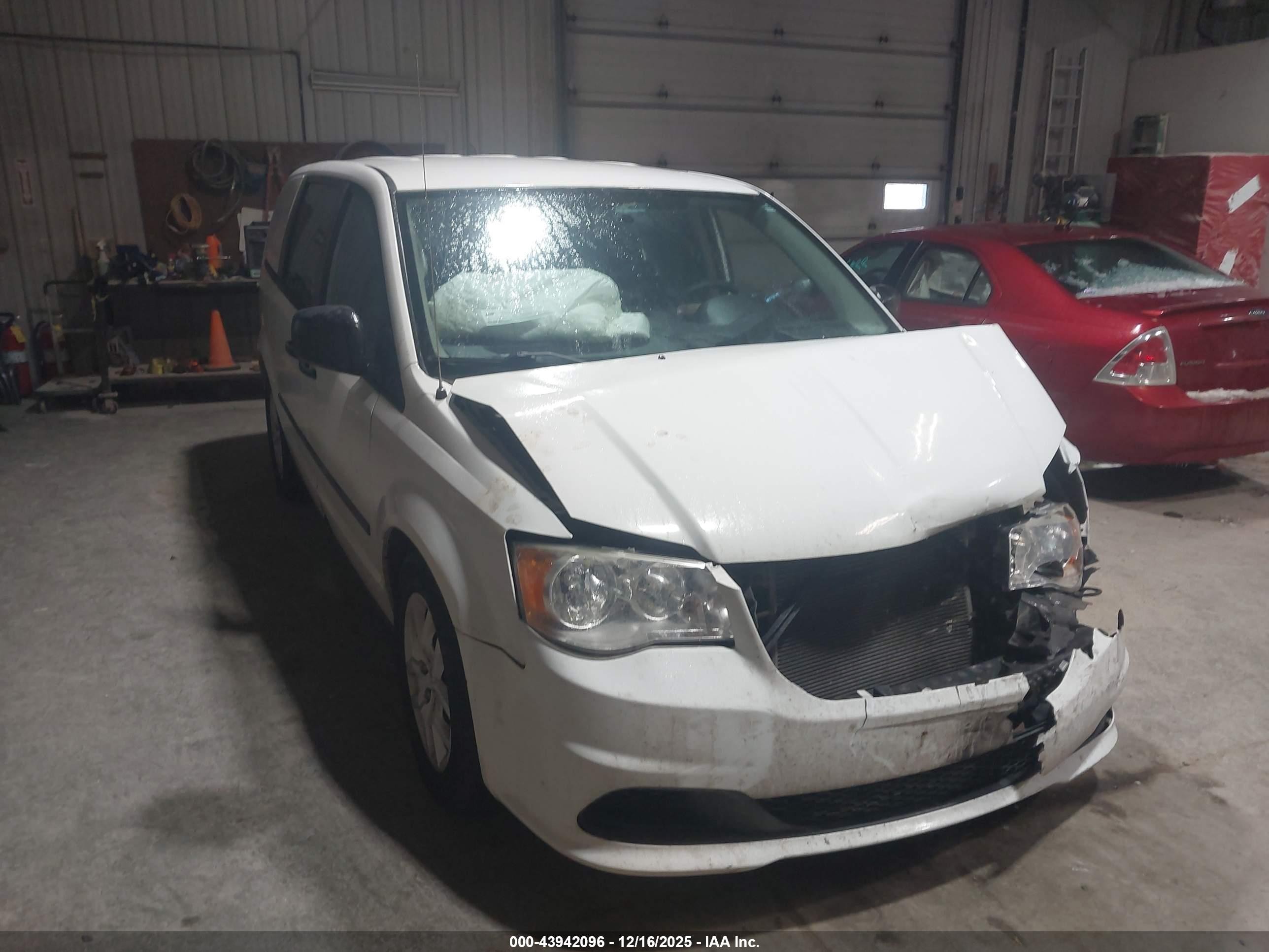 2015 Ram Cargo Van Tradesman, VIN 2C4JRGAG9FR680199 — Front end