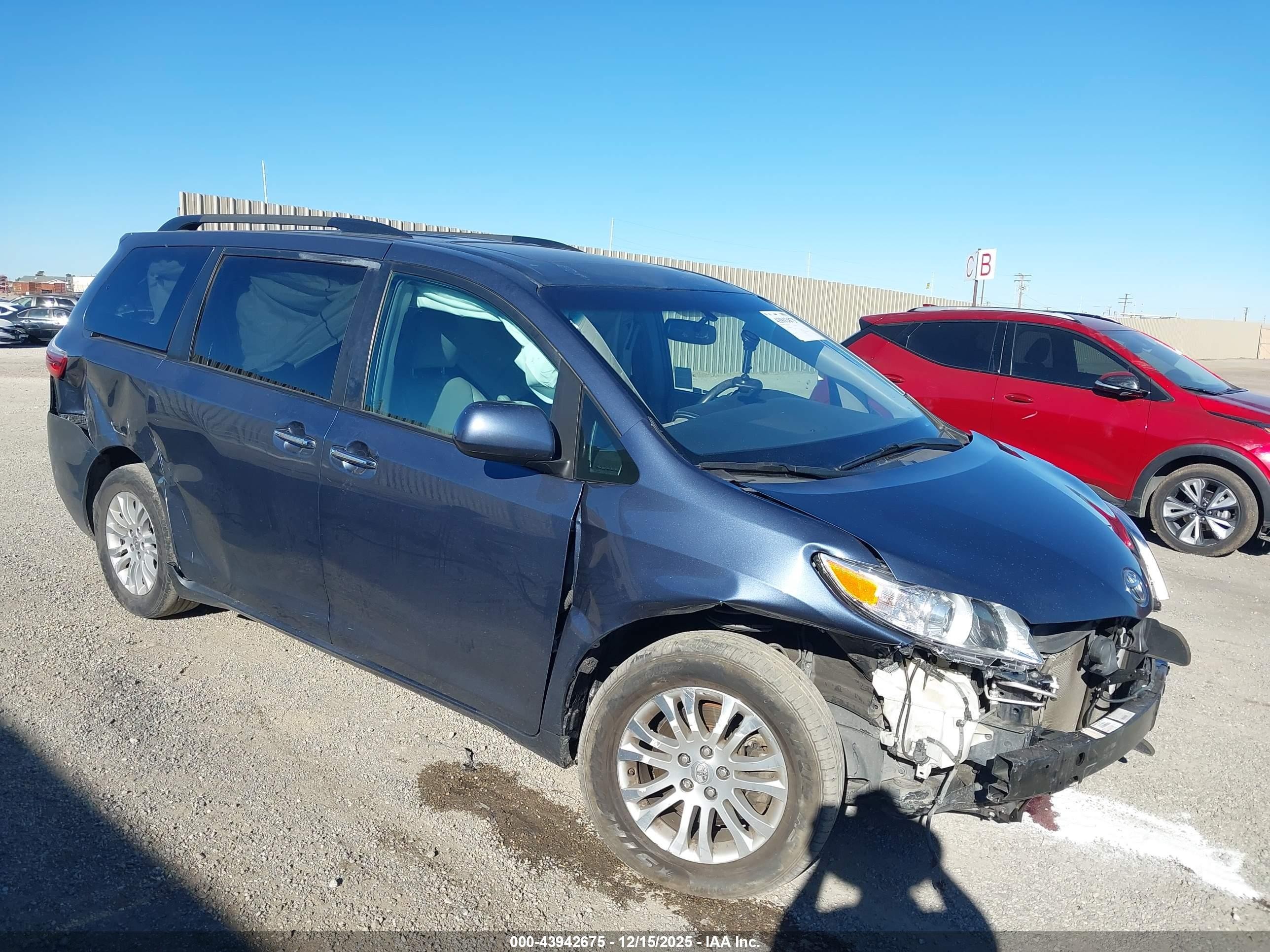 2017 Toyota Sienna XLE, VIN 5TDYZ3DC4HS868459 — Side