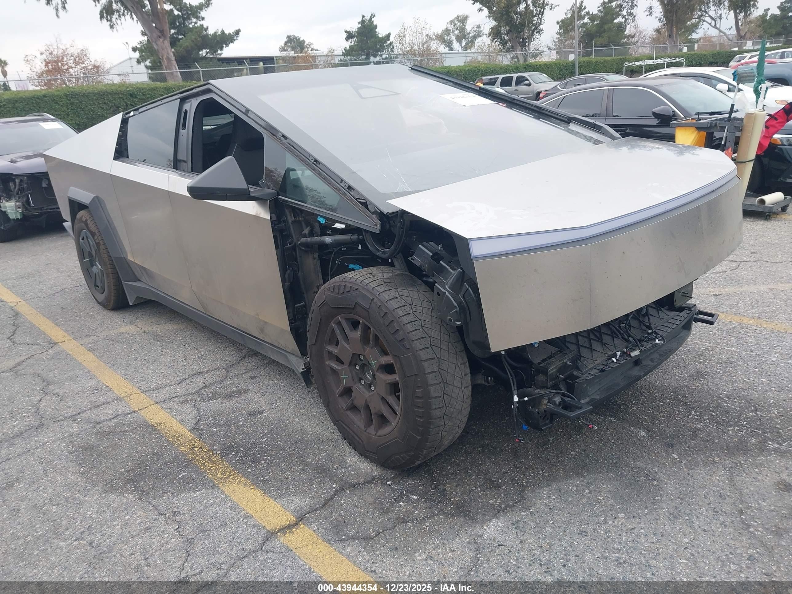 2025 Tesla Cybertruck, VIN 7G2CEHEDXSA077403 — Front end