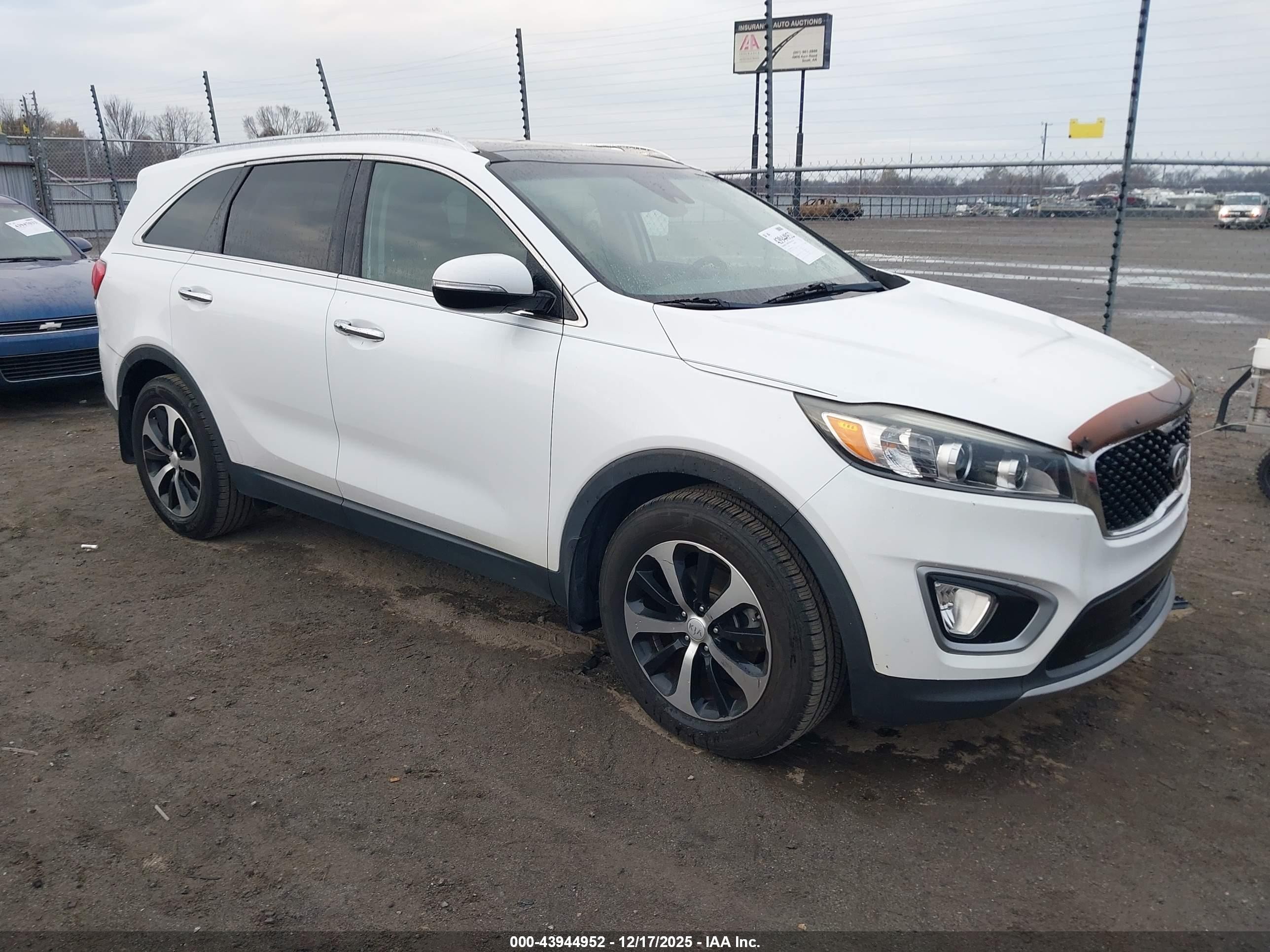 2017 Kia Sorento EX, VIN 5XYPH4A53HG257281 — Front end
