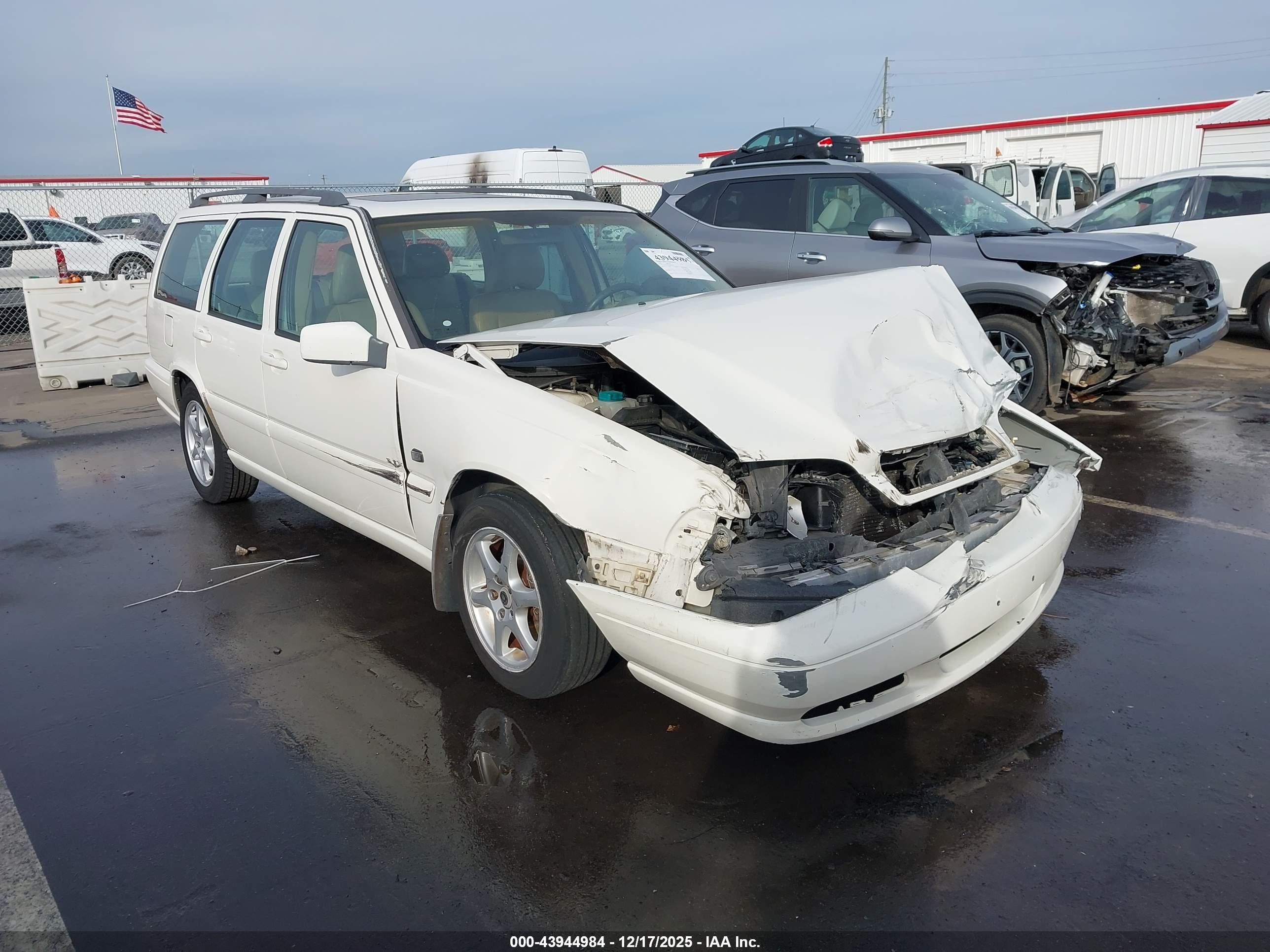 1999 Volvo V70, VIN YV1LW55A1X2581463 — Перед