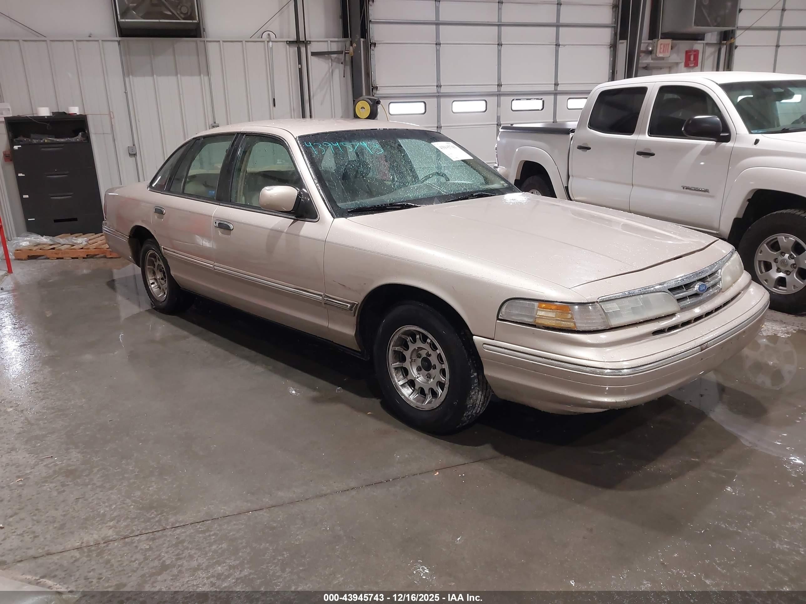 1997 Ford Crown Victoria LX, VIN 2FALP74W1VX234632 — Front end