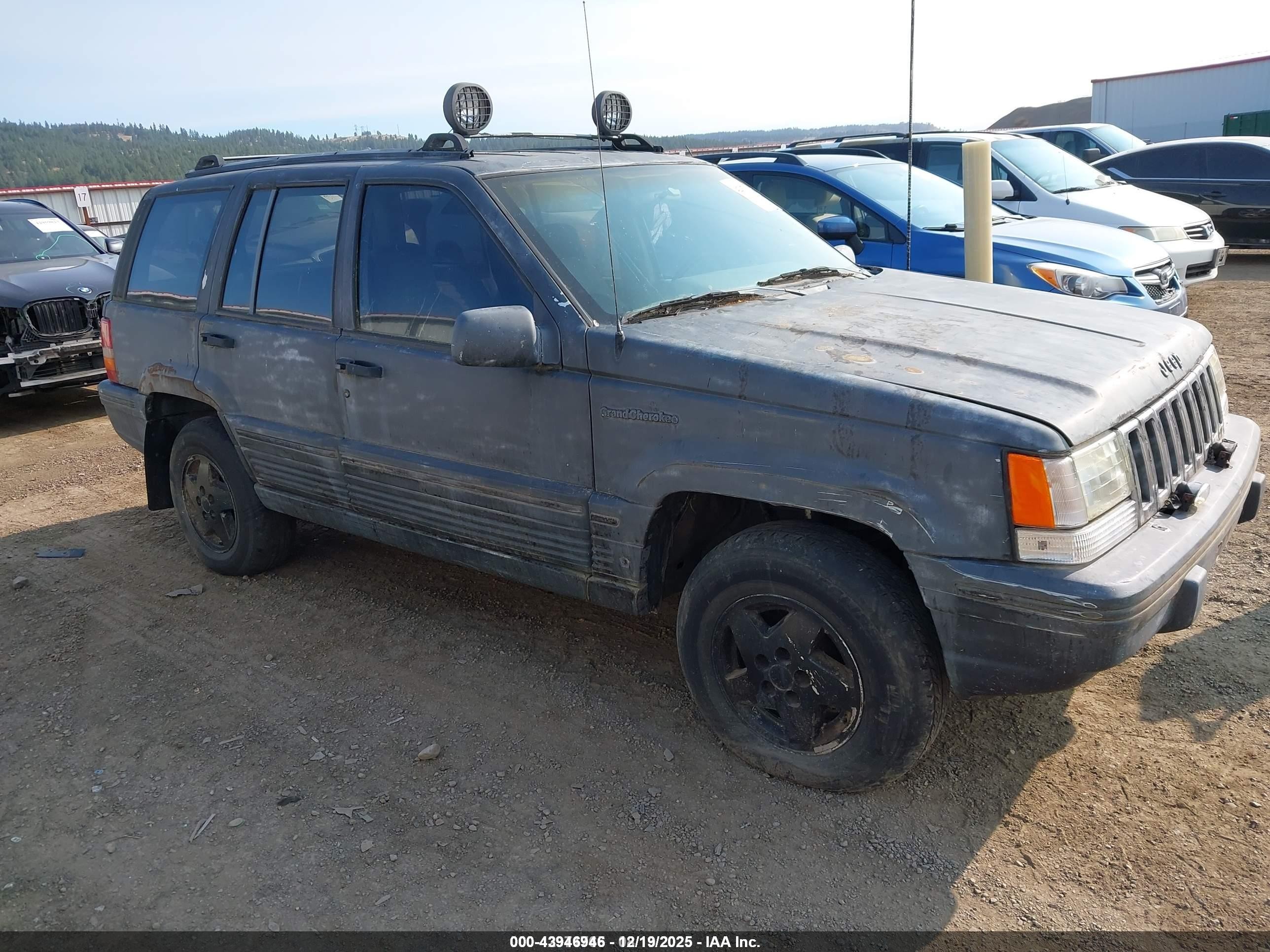 1993 Jeep Grand Cherokee Laredo, VIN 1J4GZ58Y3PC508056 — Front end