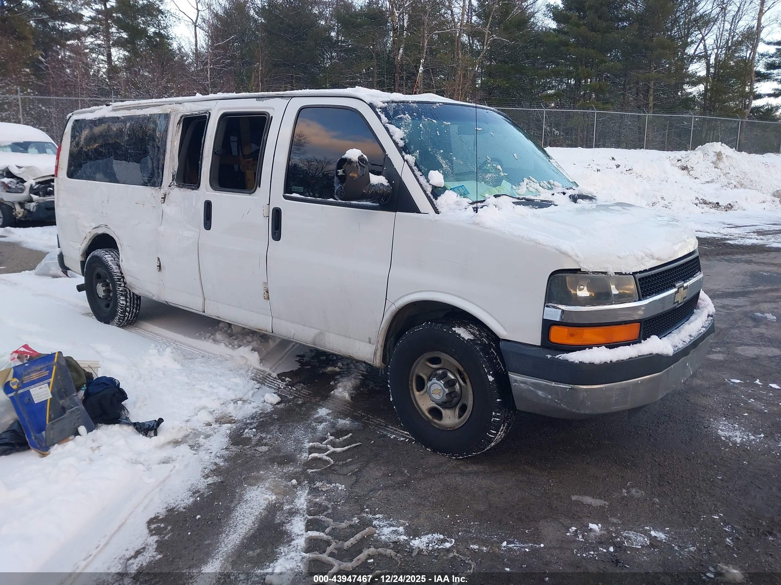 2013 Chevrolet Express Passenger LT, VIN 1GAZG1FG1D1130505 — Side