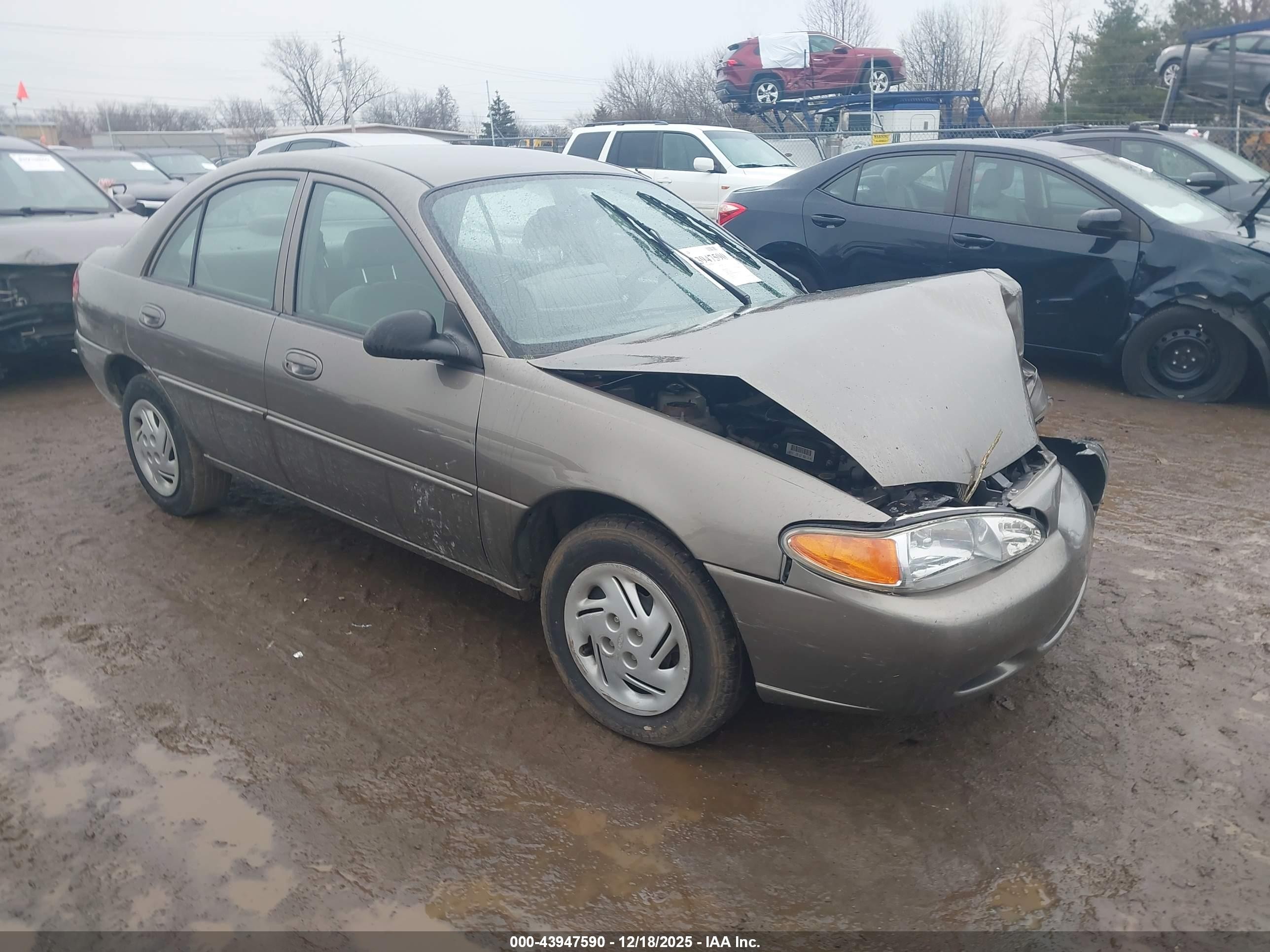 2002 Ford Escort Fleet Standard, VIN 3FAFP13P82R140942 — Перед