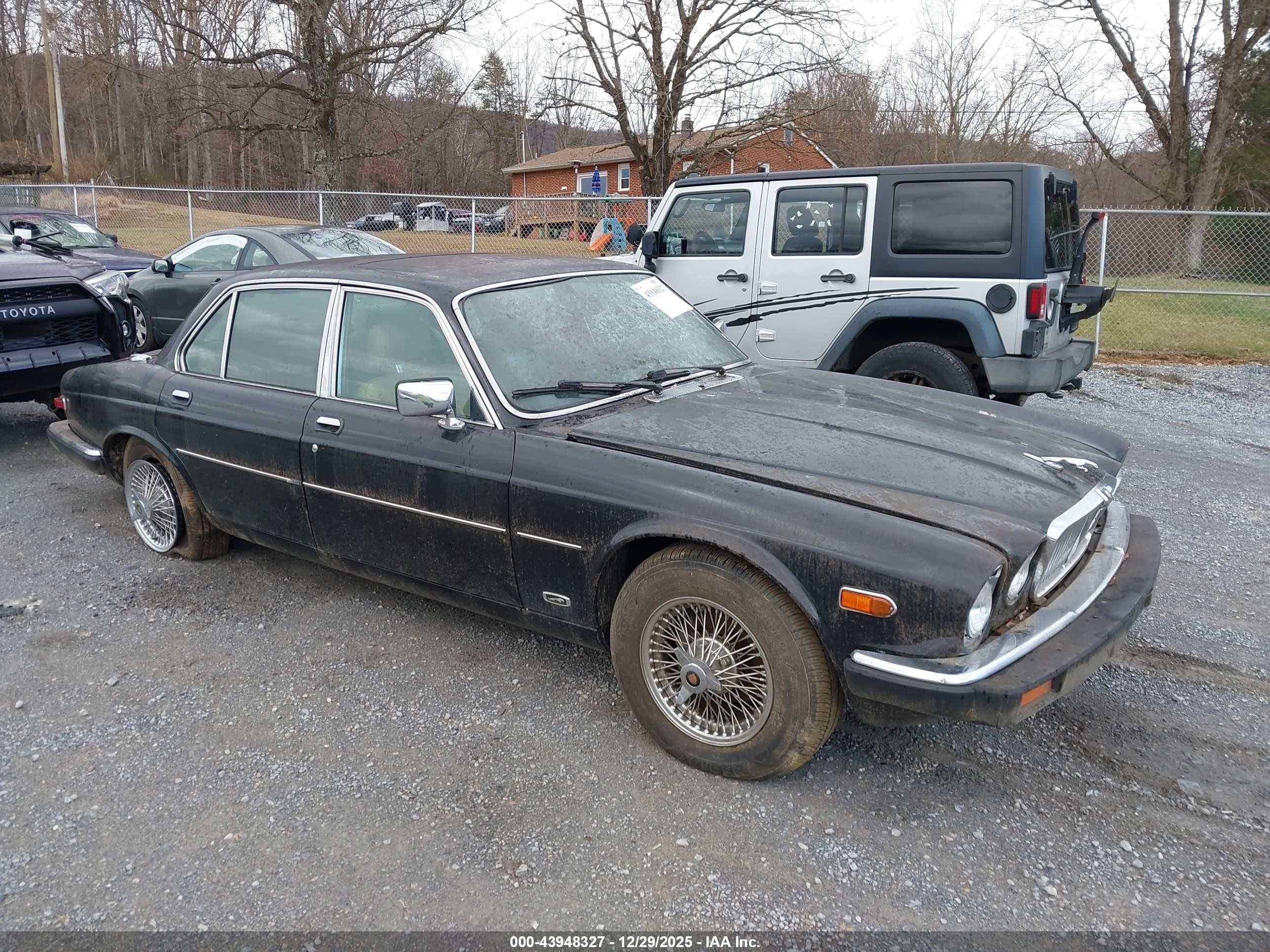 1986 Jaguar XJ, VIN SAJAY1342GC444914 — Rear end