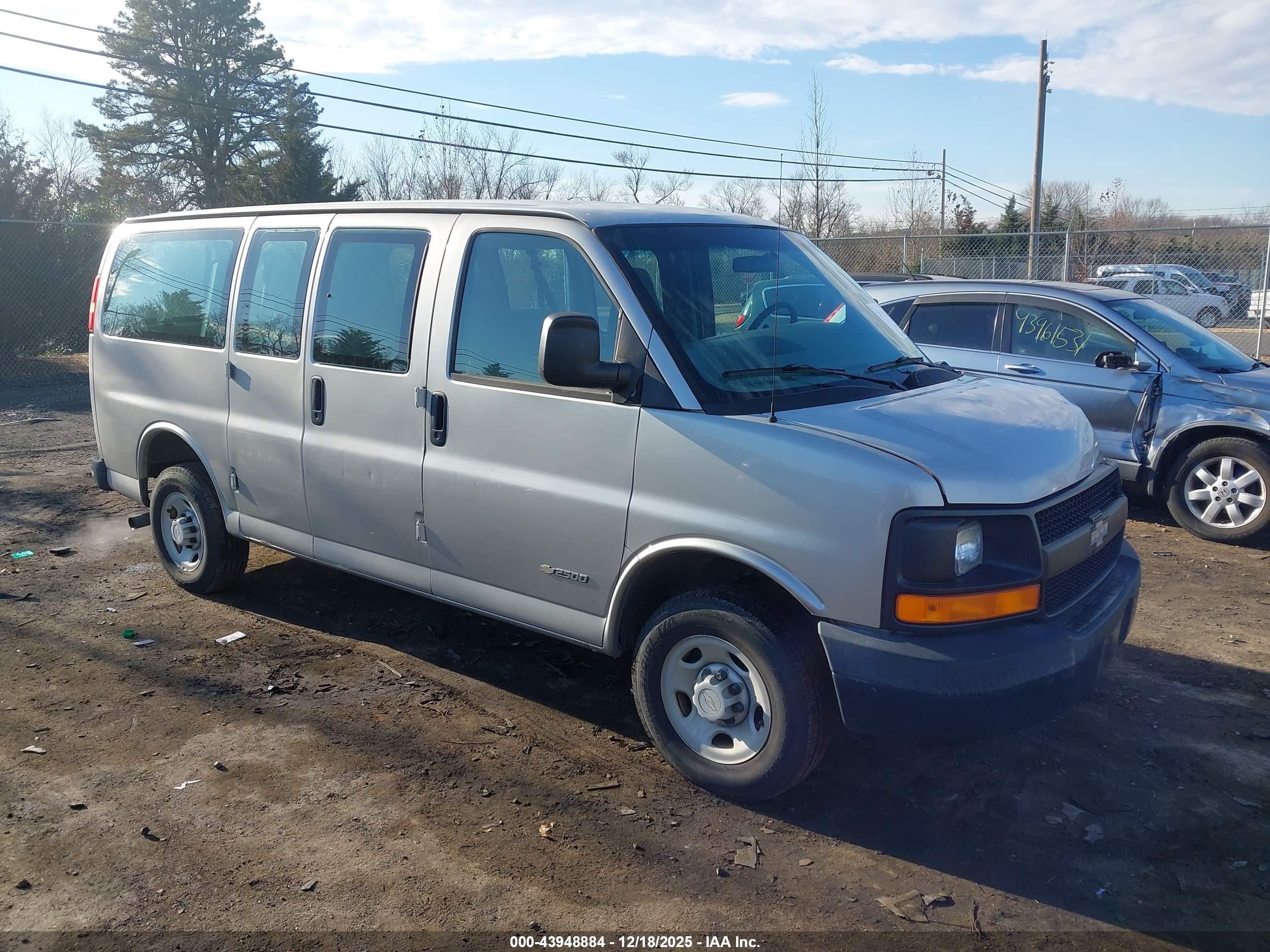 2006 Chevrolet Express Passenger, VIN 1GAGG25V561232454 — Front end
