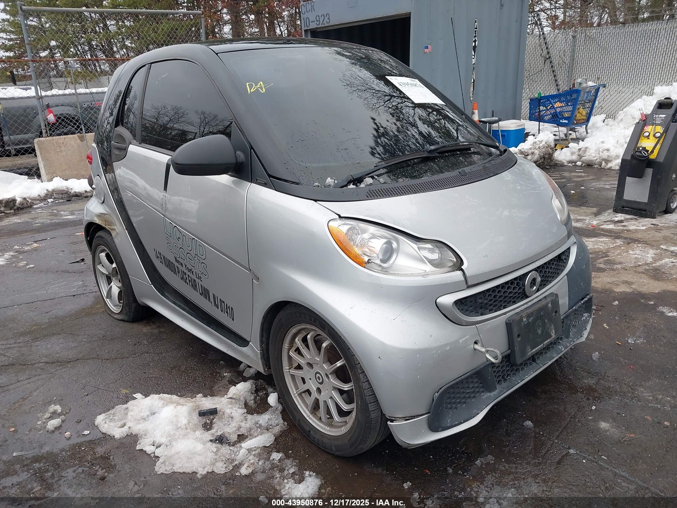 2013 Smart fortwo Pure, VIN WMEEJ3BA1DK679511 — Пожар