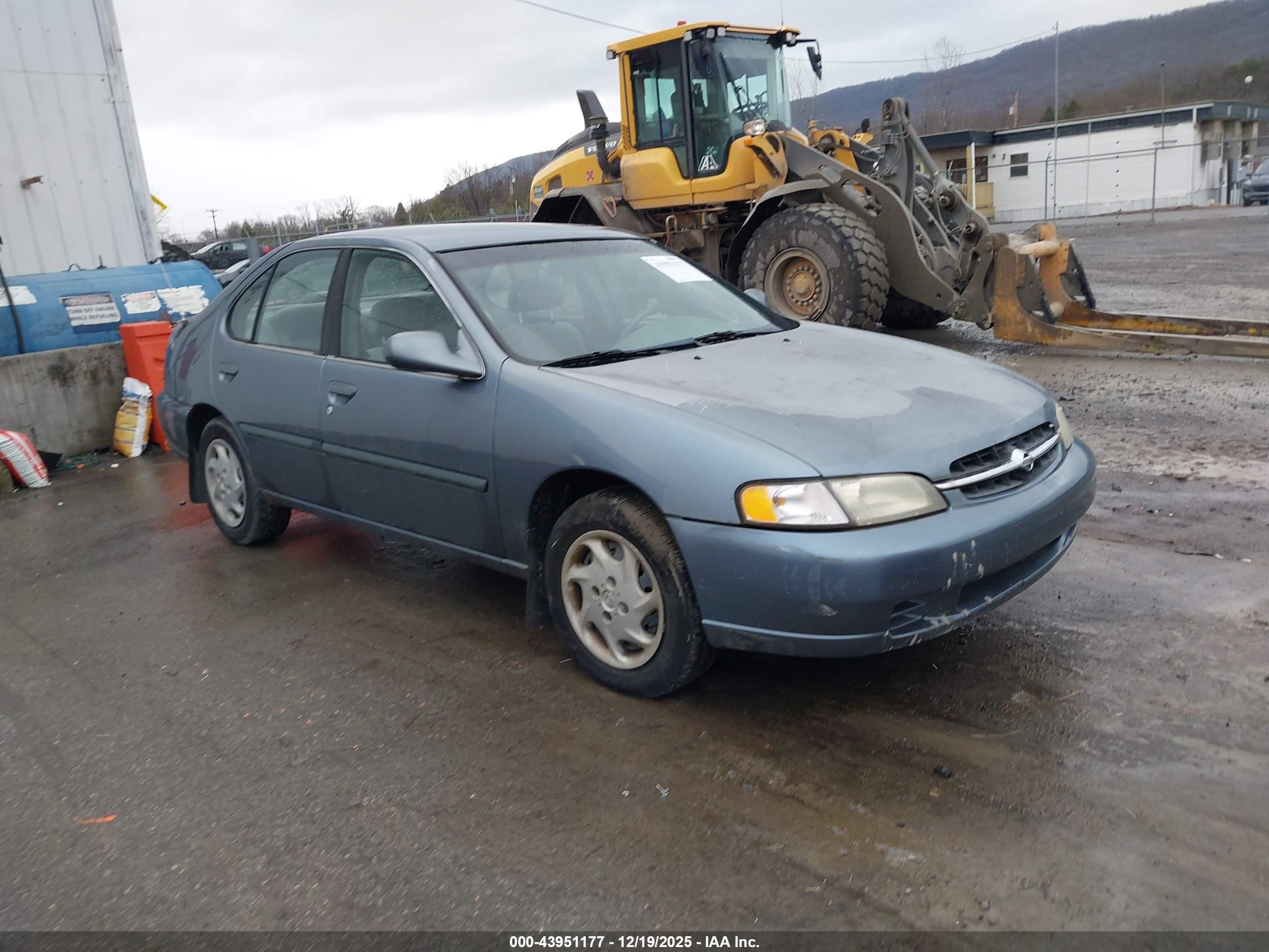 1999 Nissan Altima XE, VIN 1N4DL01D2XC123761 — Front end