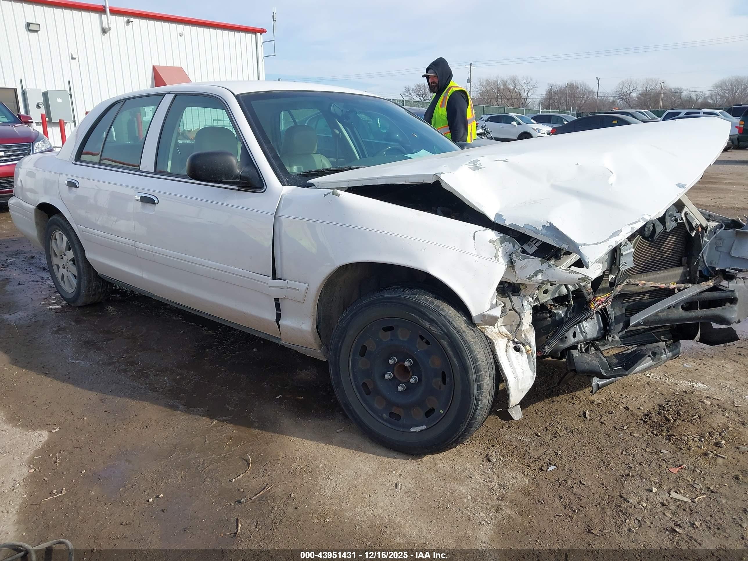 2008 Ford Crown Victoria LX, VIN 2FAFP74V28X129185 — Front end