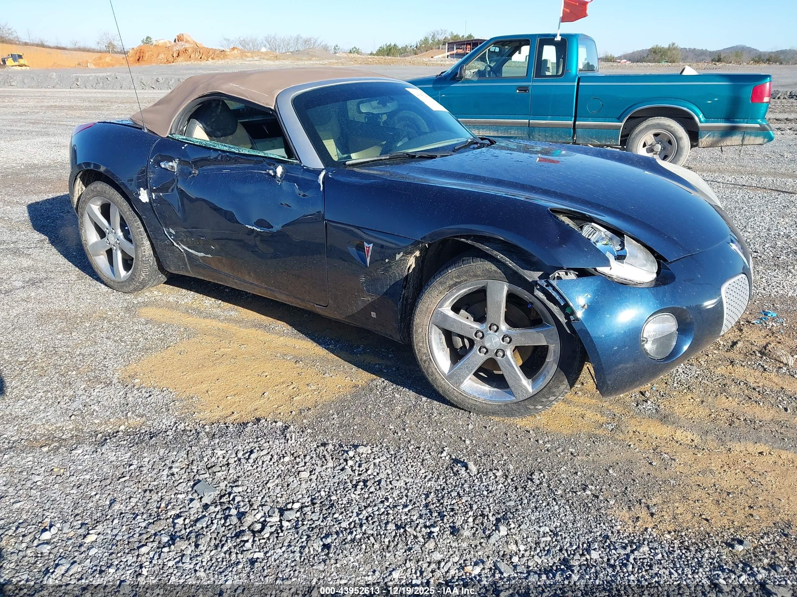 2007 Pontiac Solstice, VIN 1G2MB35B67Y109179 — Side