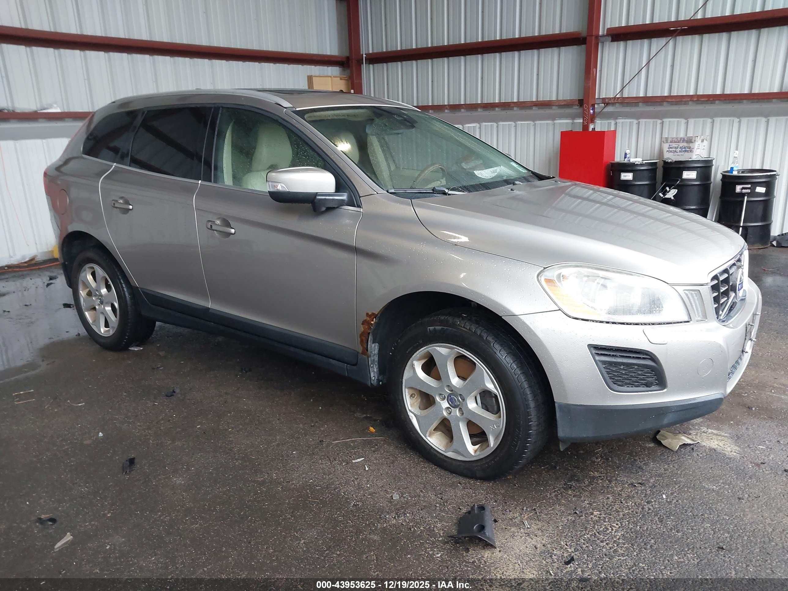 2012 Volvo XC60 3.0L, VIN YV4902DZ6C2297826 — Rear end