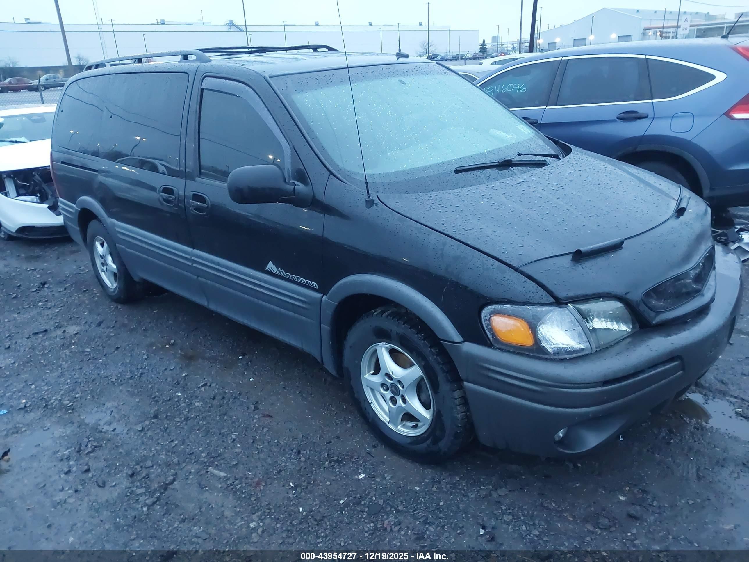 2002 Pontiac Montana w/1SE Pkg, VIN 1GMDX13EX2D323635 — Front end