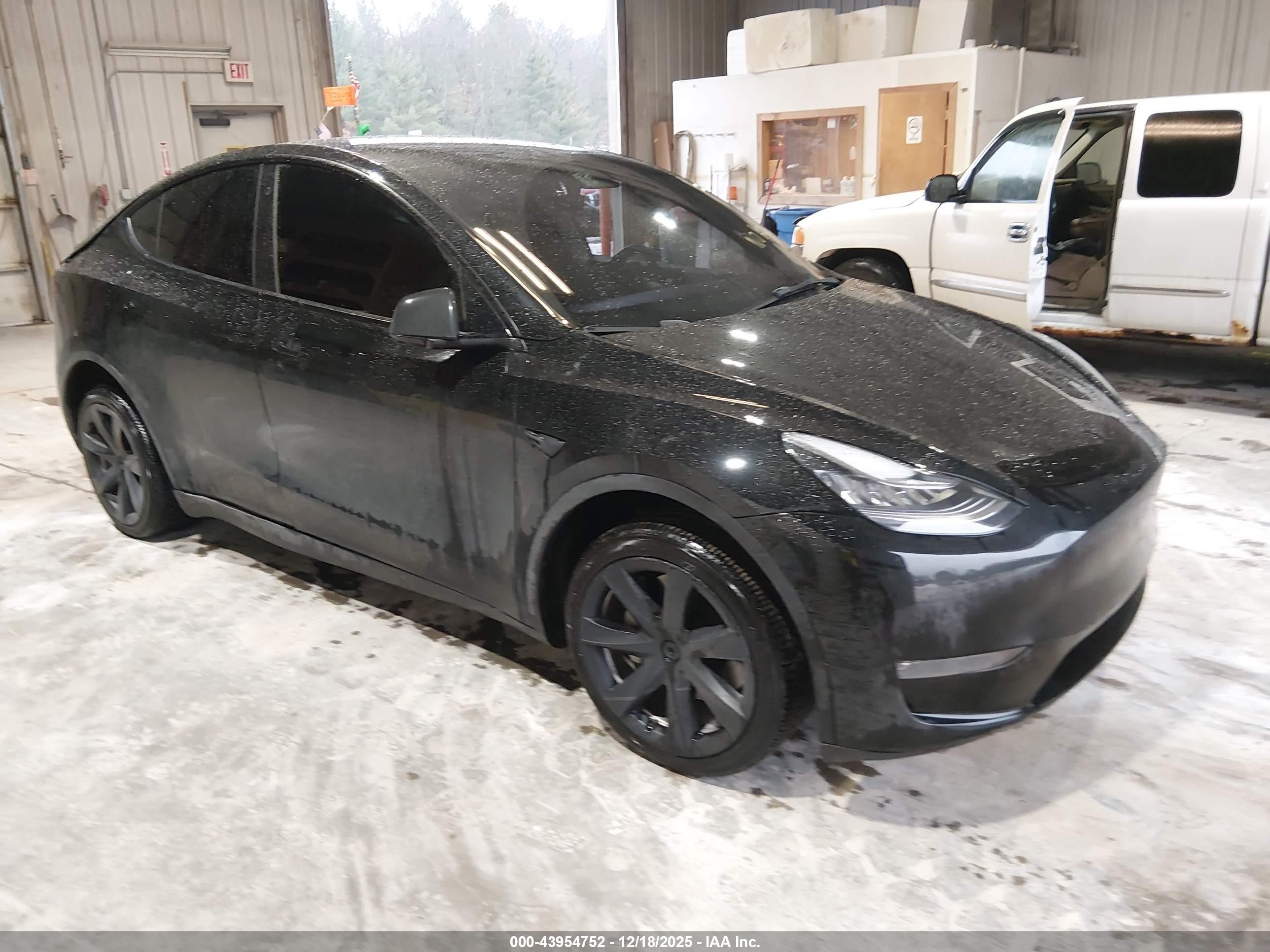 2021 Tesla Model Y Long Range, VIN 5YJYGDEE0MF268080 — Rear end