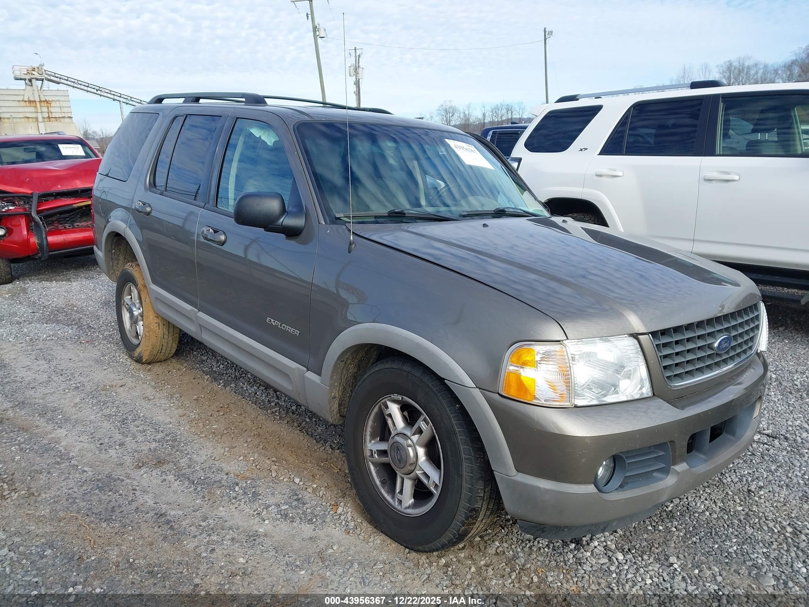 2002 Ford Explorer XLT, VIN 1FMDU73W42ZC55677 — Side