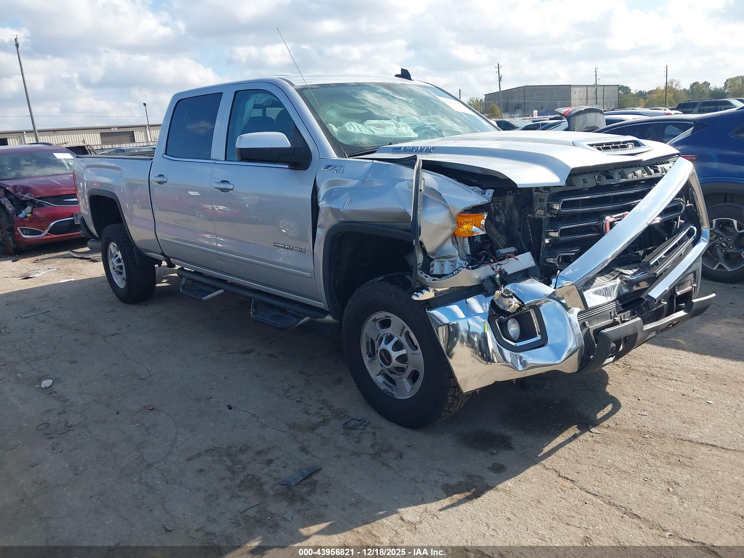 2019 GMC Sierra 2500HD SLE, VIN 1GT12PEY2KF145966 — Front end