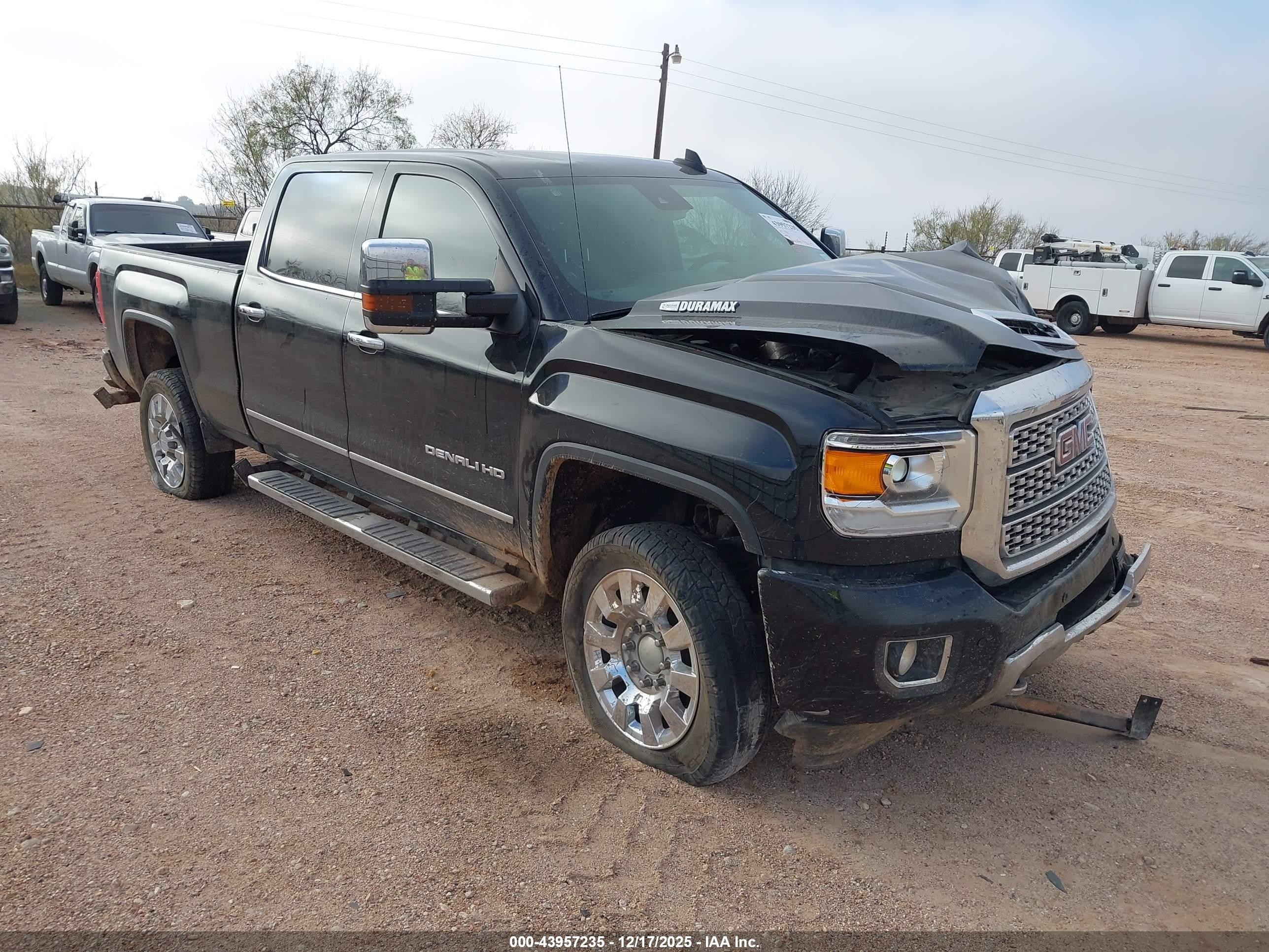 2019 GMC Sierra 2500HD Denali, VIN 1GT12SEY0KF255143 — Front end