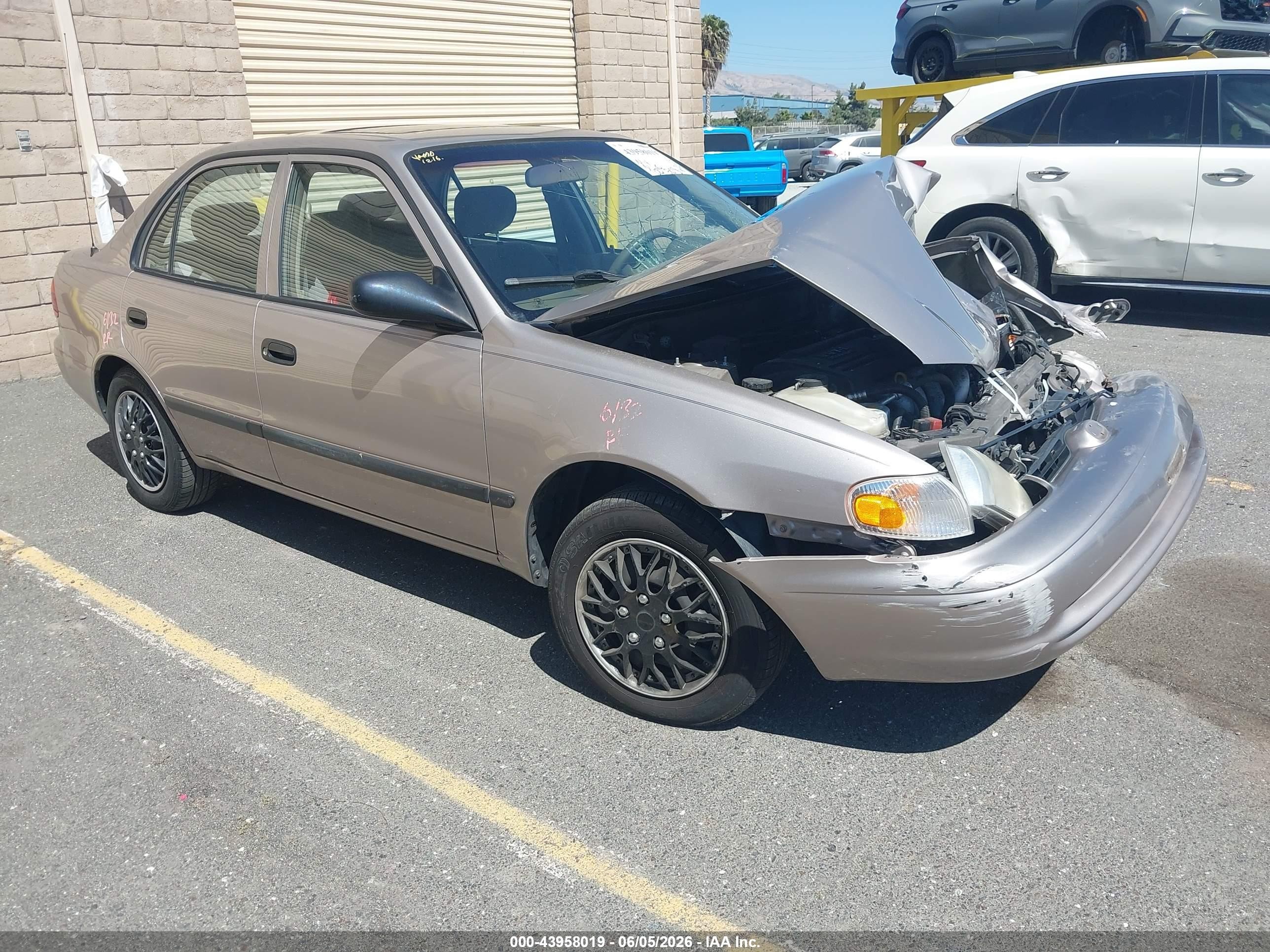 2000 Chevrolet Prizm, VIN 1Y1SK548XYZ424322 — Front end