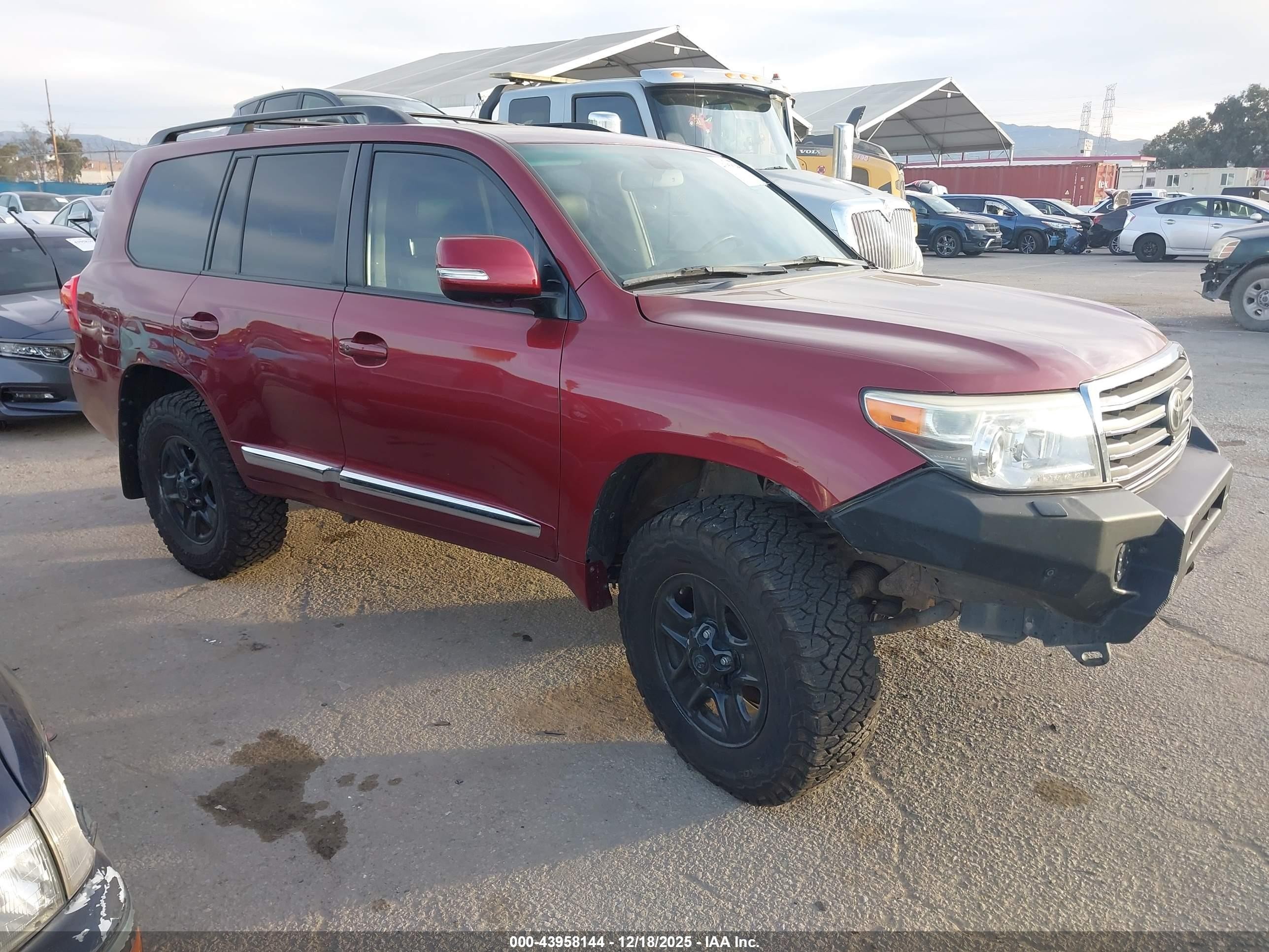2014 Toyota Land Cruiser, VIN JTMHY7AJ0E4022155 — Front end