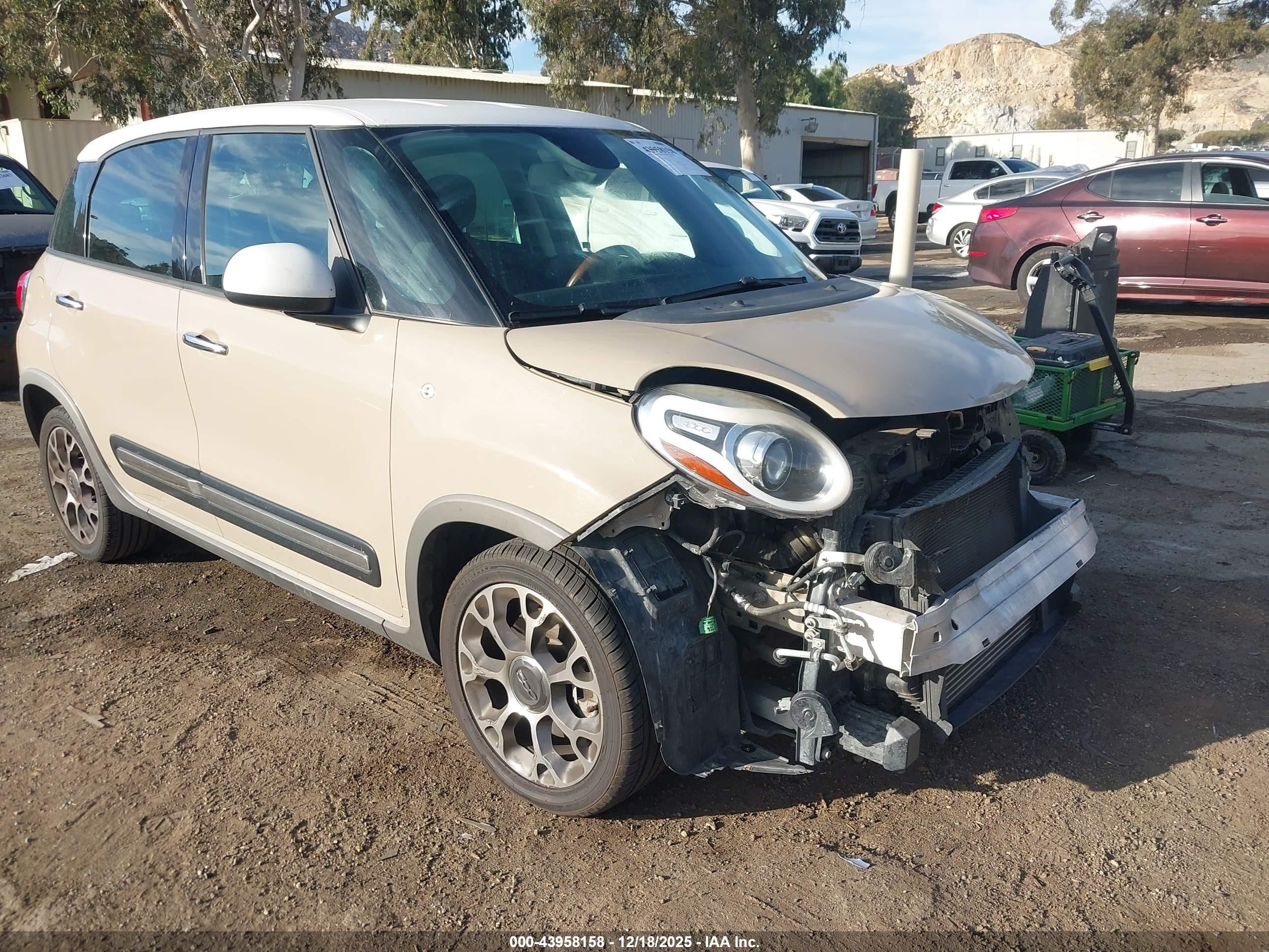 2015 FIAT 500L Urbana Trekking, VIN ZFBCFADH2FZ030819 — Front end