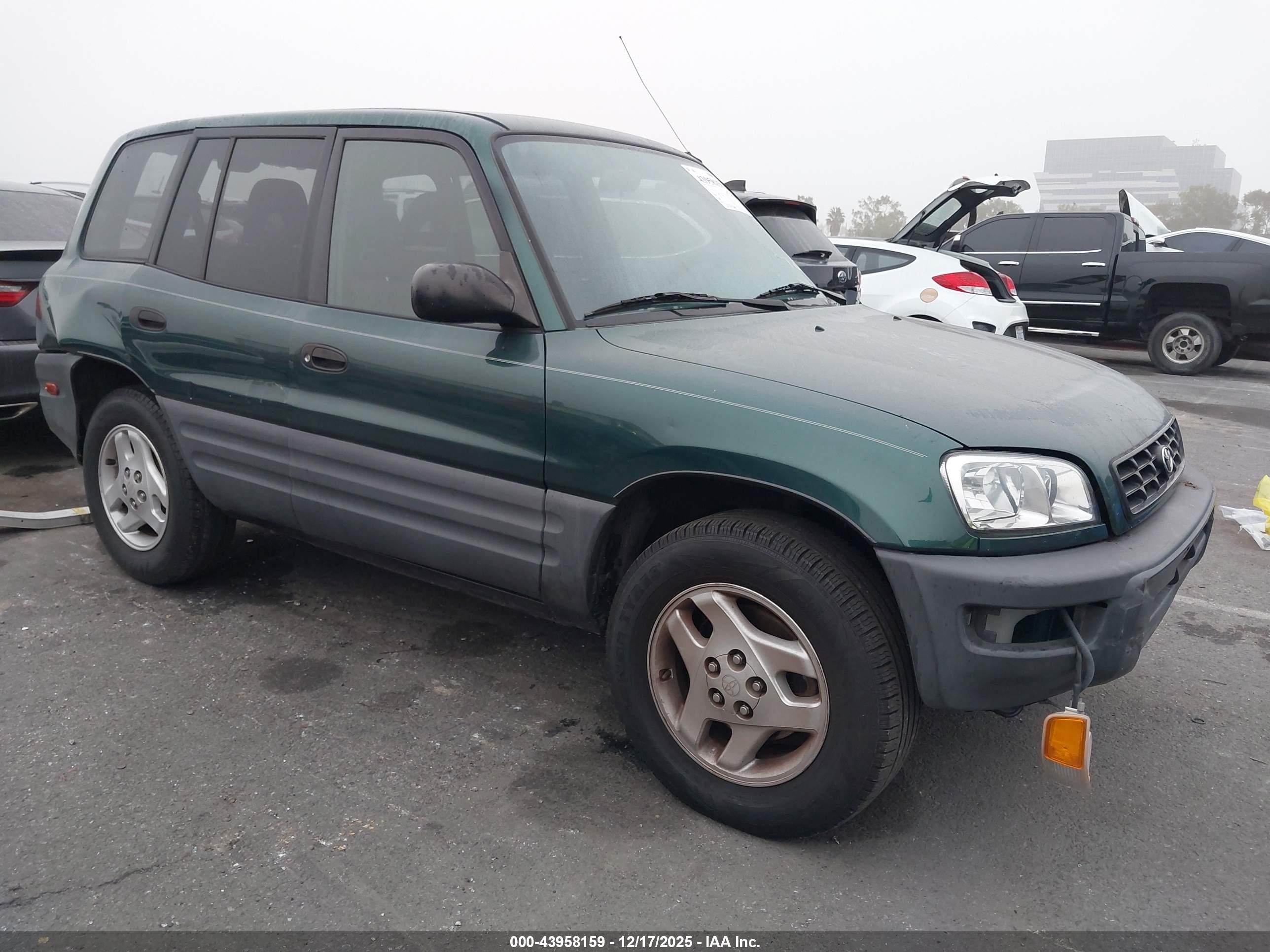 1998 Toyota RAV4, VIN JT3GP10V8W0020490 — Rear end