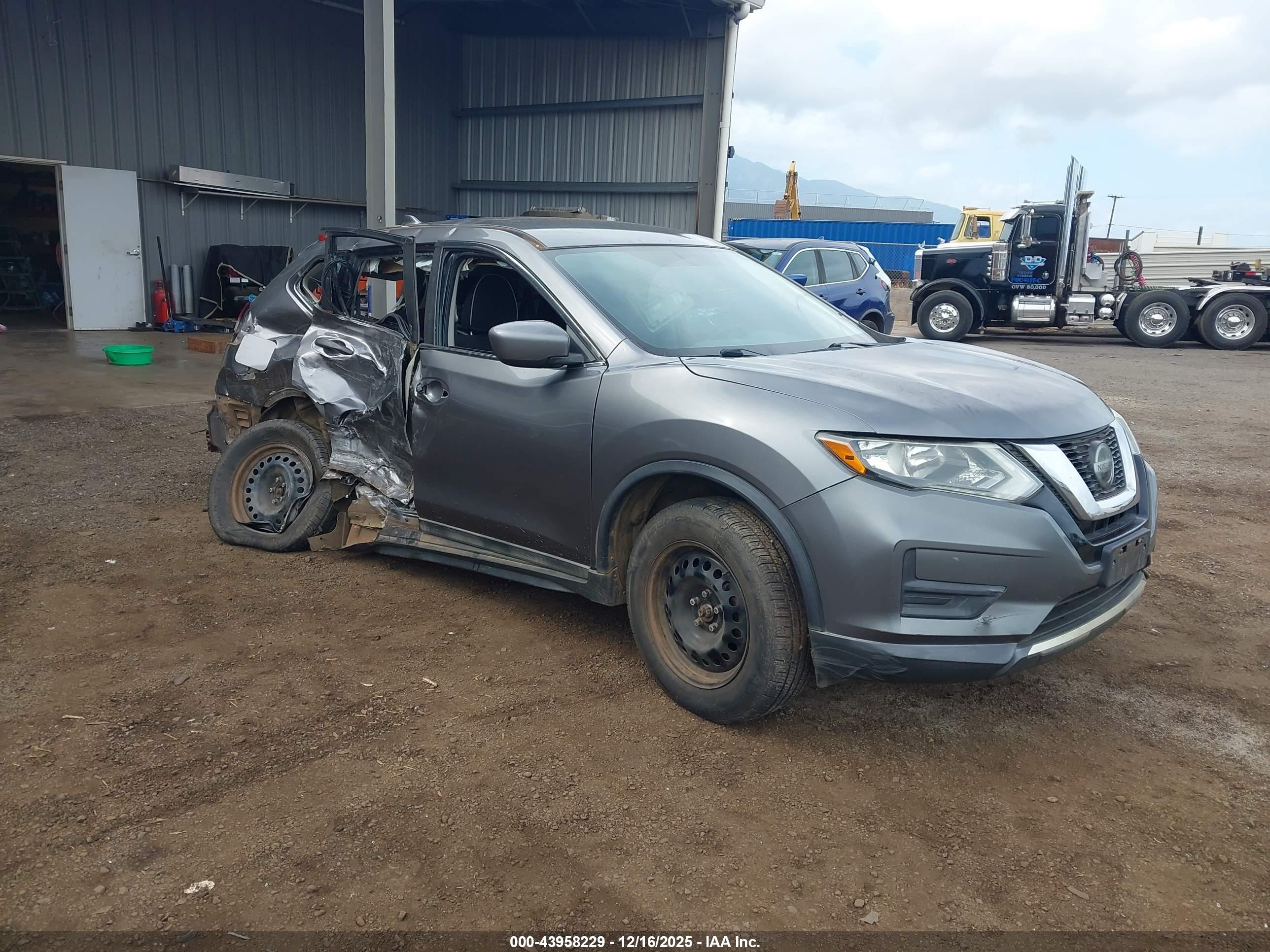 2018 Nissan Rogue SV, VIN 5N1AT2MV2JC757149 — Rear end